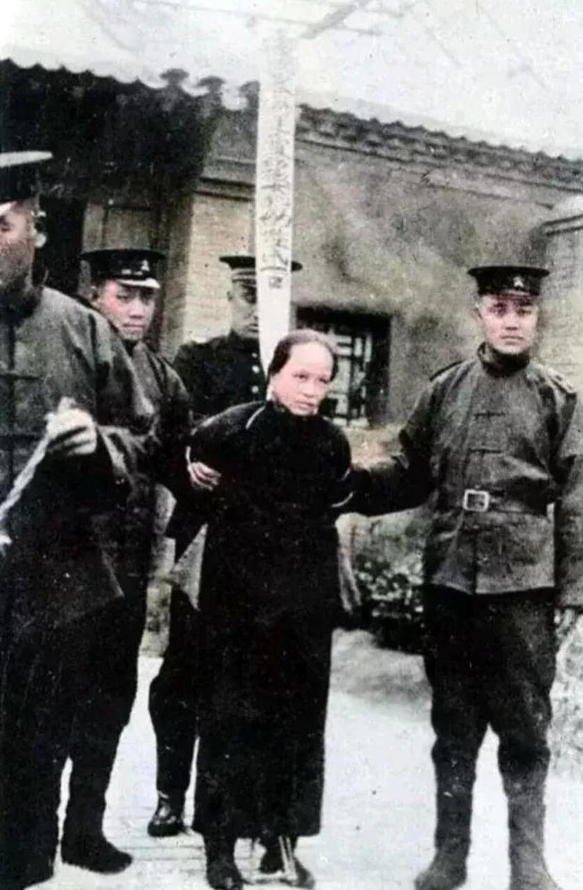 这张照片是民国时期,一名老妇被押付刑场,准备斩首示众,她可不是什么