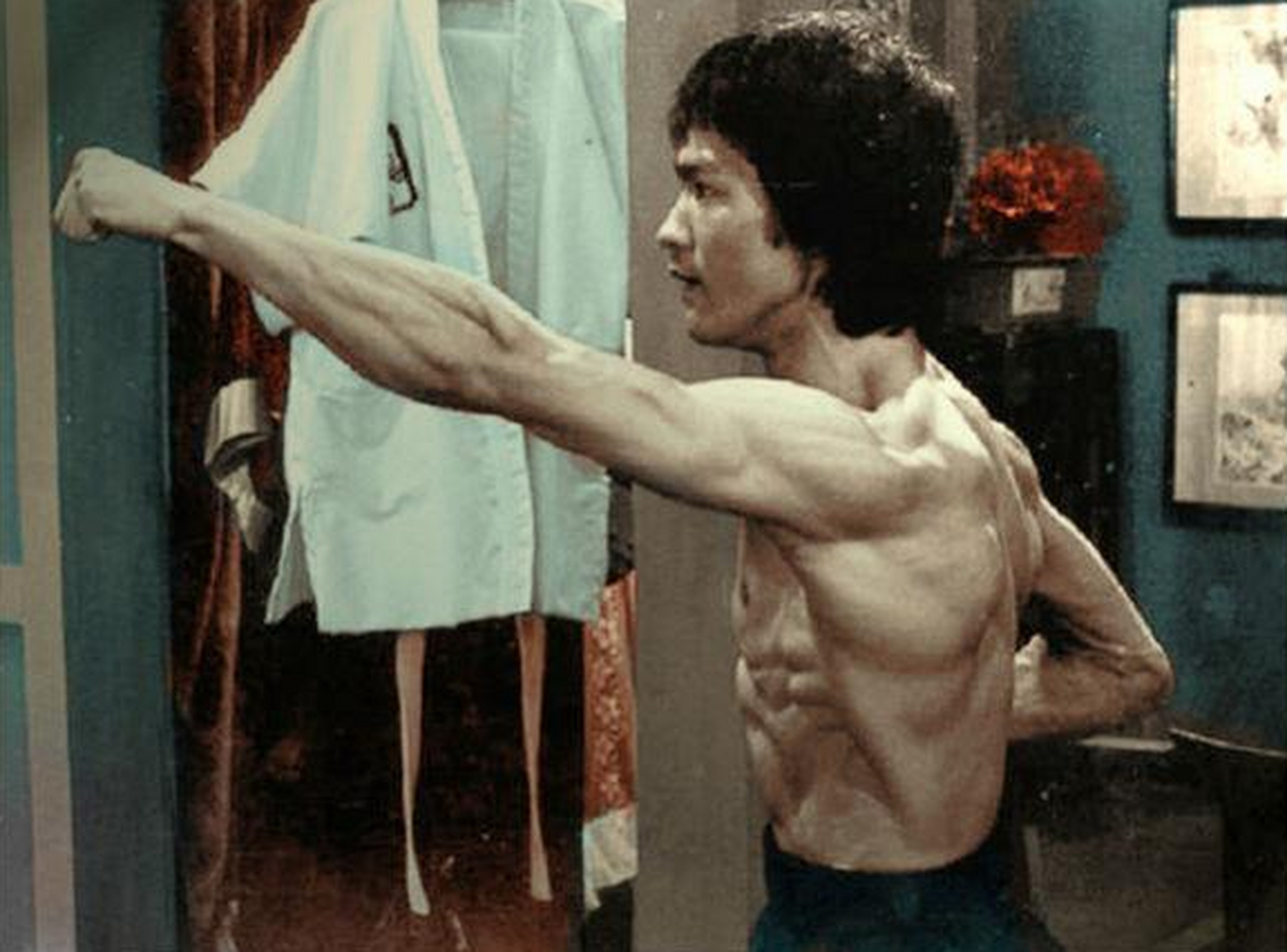 李小龙身体体脂只有3%,后被更是练出"圣诞树".