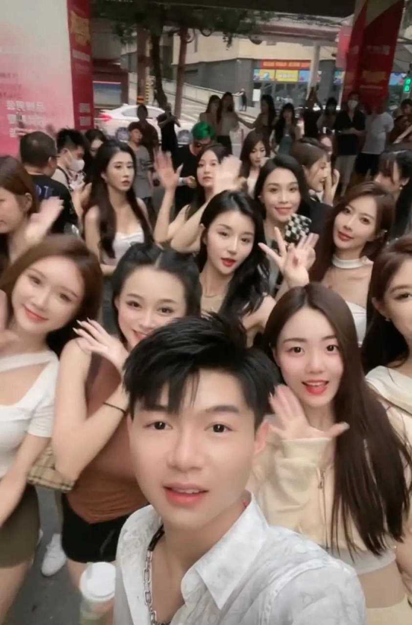 网红斌少发视频回顾了他这一年以来的日常,这简直抖音里最幸福的男人.