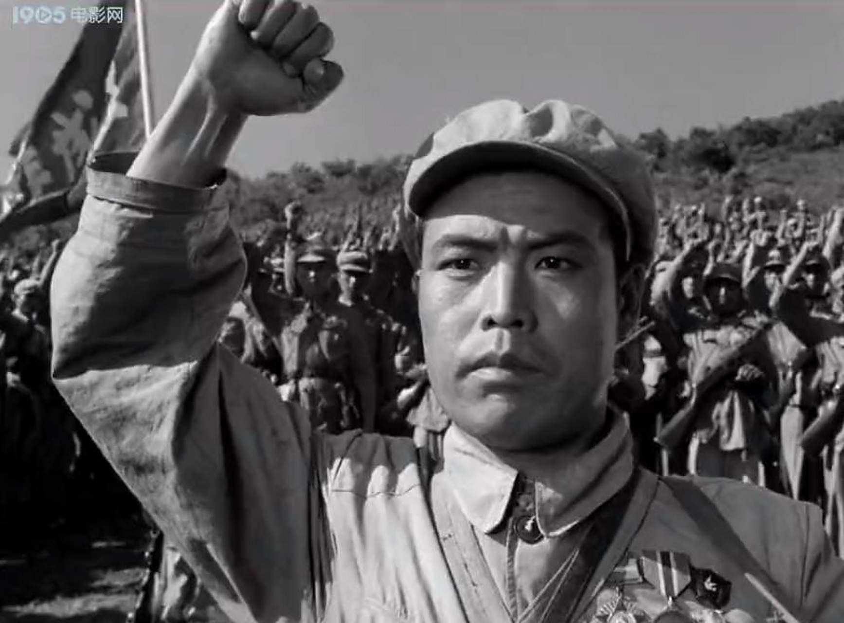 电影《英雄儿女》经典场面:"王成排"排长赵国瑞带领战士们宣誓.