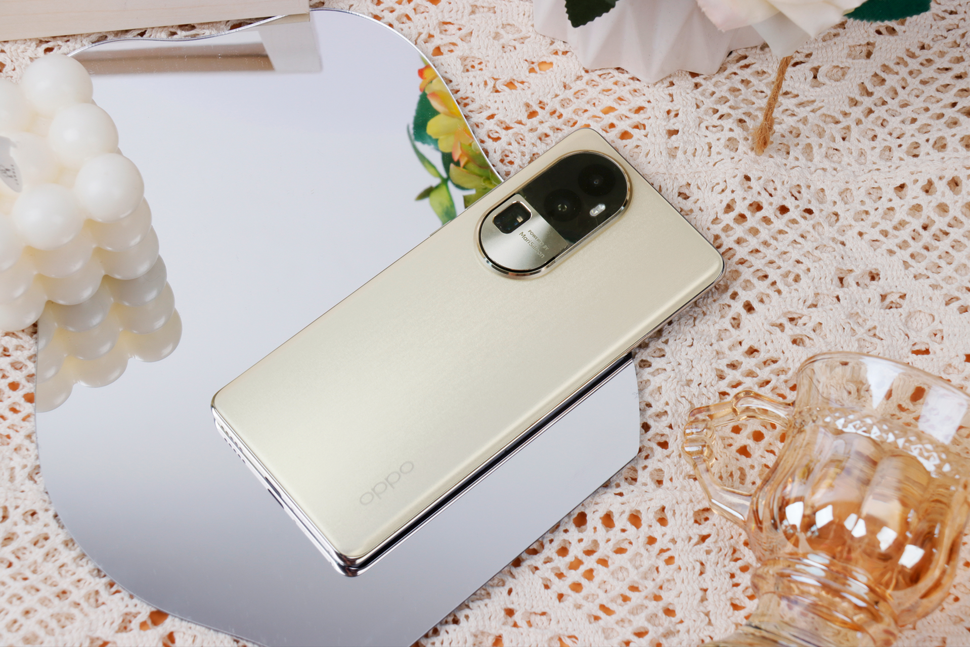 oppo reno10 pro 采用了全新的id设计,后面是一个凸起的椭圆形镜头