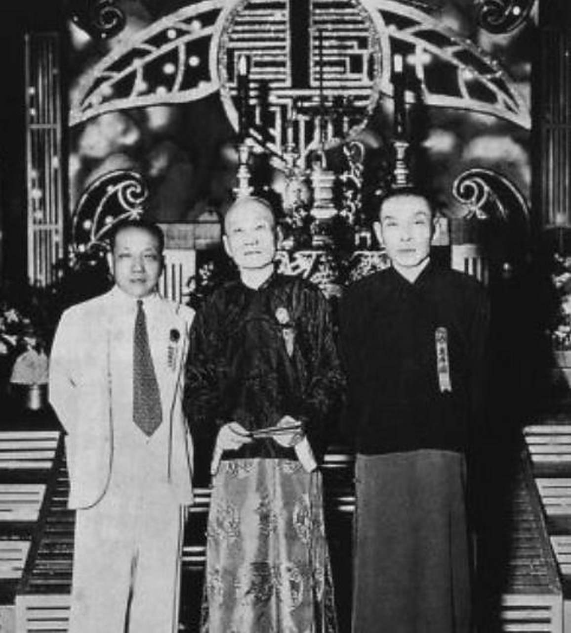 张啸林和杜月笙黄金荣乘船,可是轮船触礁,撞出了一个大窟窿,乘客们