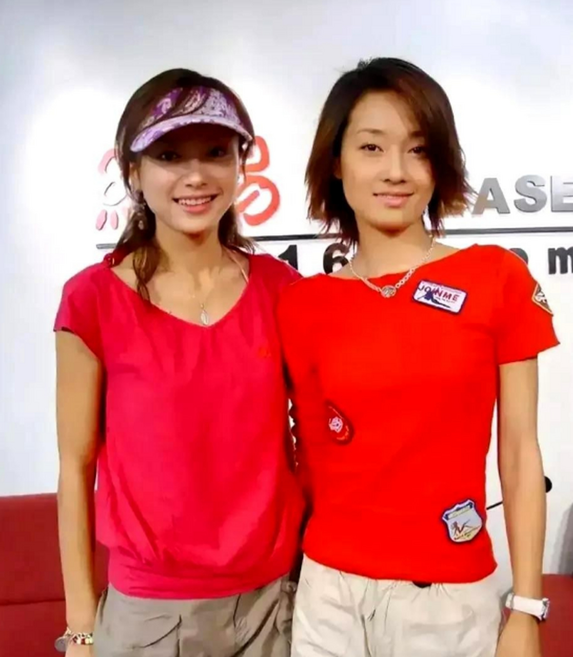 十几年前,秦岚和马伊琍曾一同拍摄素颜照.