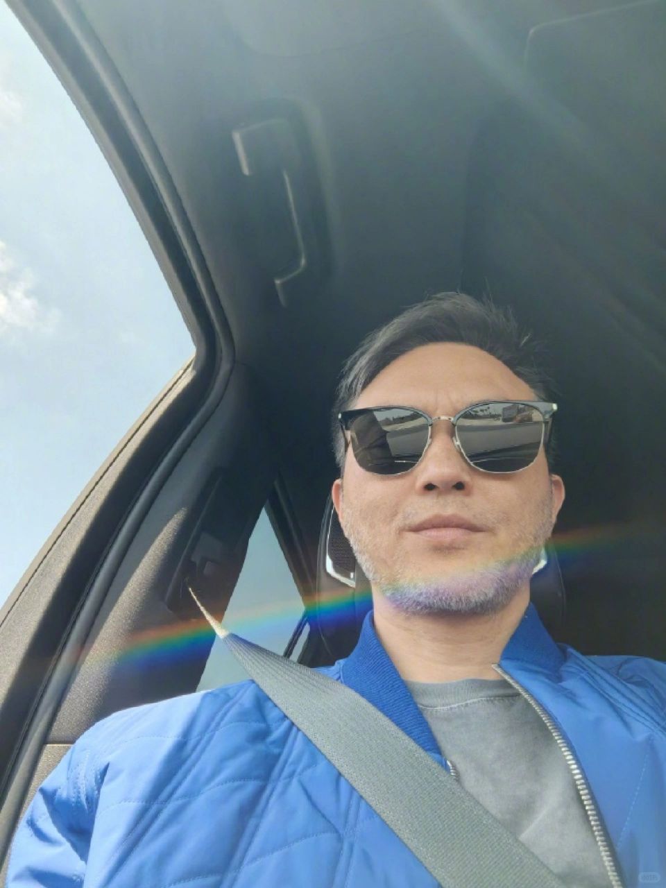 靓靓好像换了新老公  51岁的张智霖(chilam)一向有"不老男神"的美誉