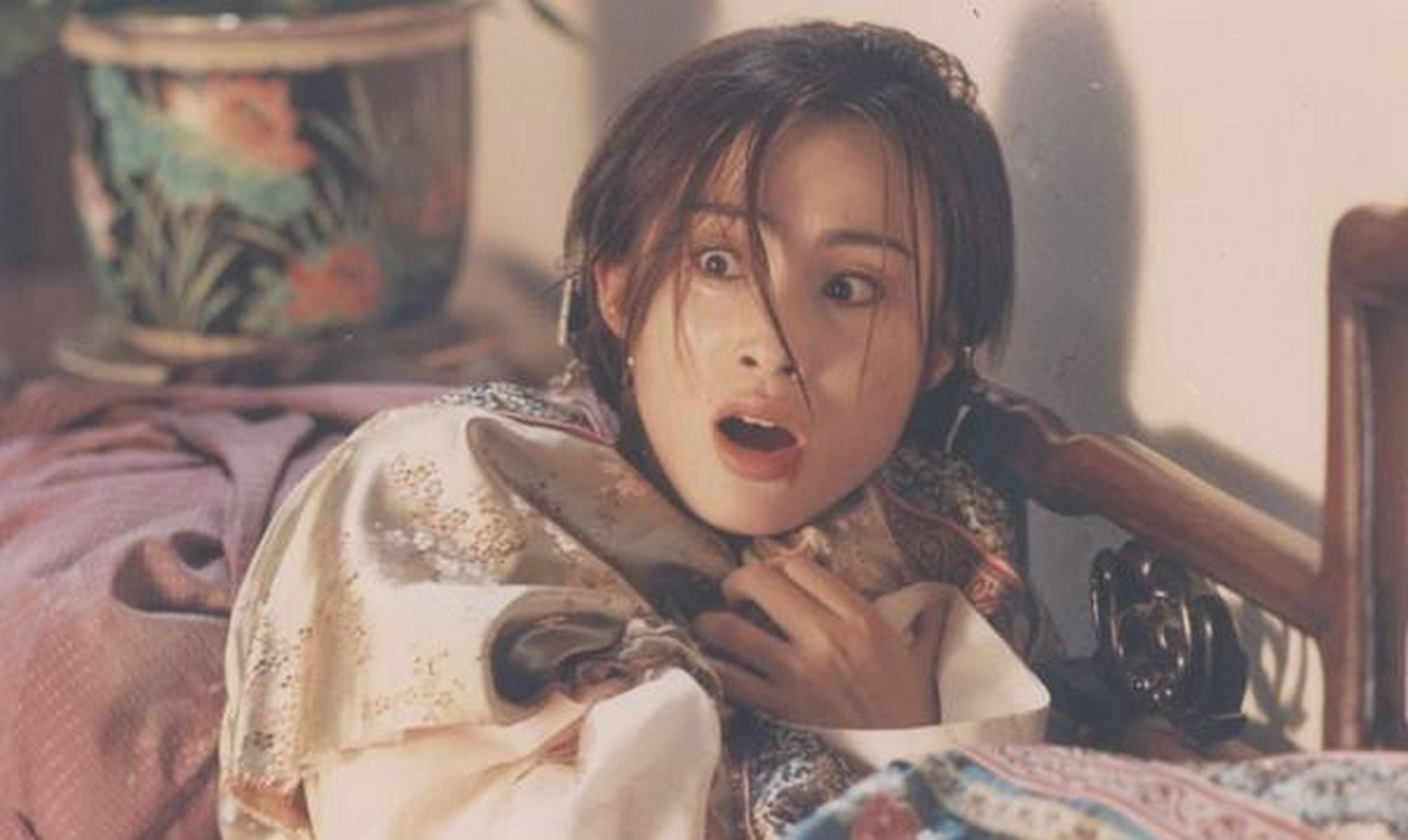 饰演龅牙珍的是周星驰的御用演员陈凯师,当初周星驰就是看着她这副"