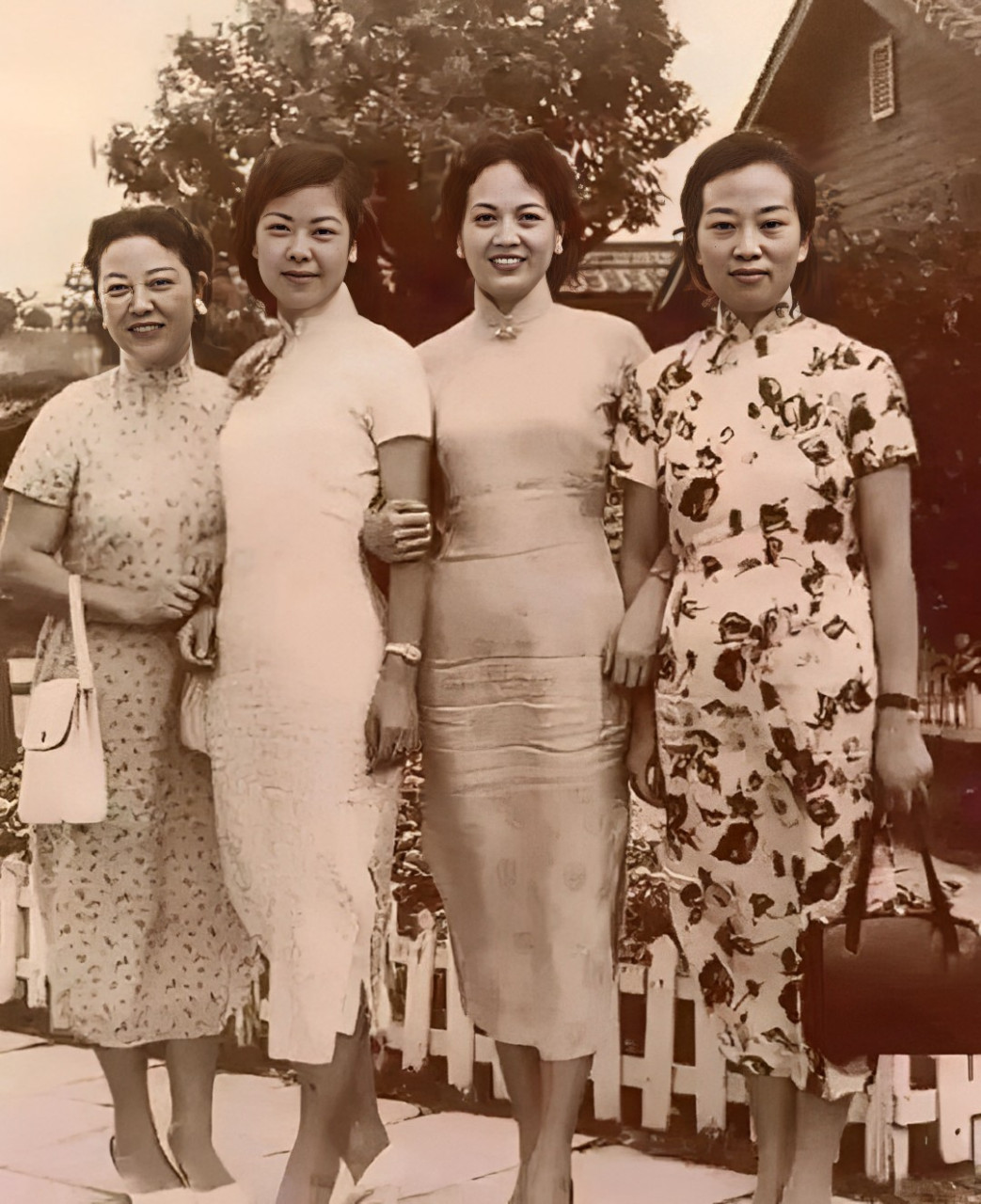 在民国时期,四个富有的女人在相机里拍照!