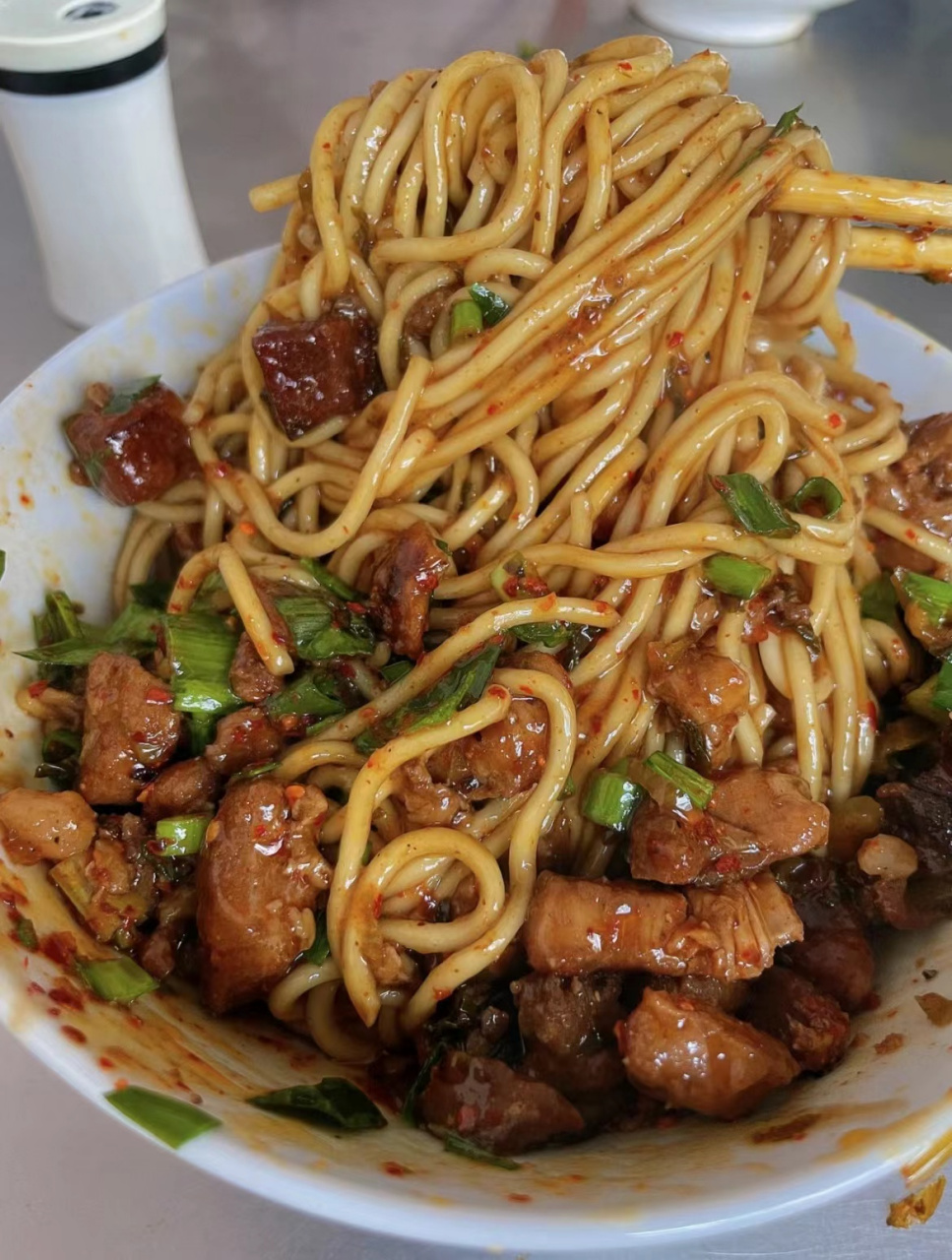 云南味|鲜辣微甜的滇味卤面 浓浓汤汁裹满面条,帽子浇头粒粒分明的滇