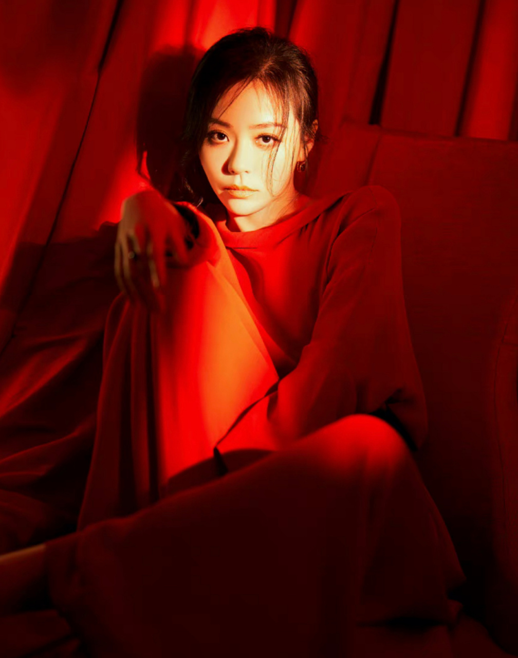 张靓颖今天亮相颁奖典礼造型,身穿valentino 2023早春系列,华伦天奴