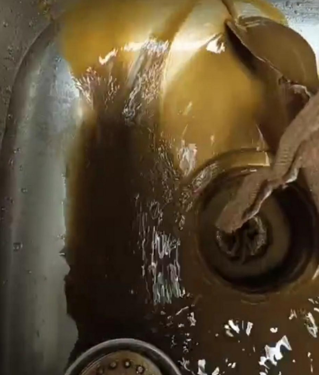 去年28块钱买的电热水袋,剪开一看太浑浊了,倒出来全是脏水.