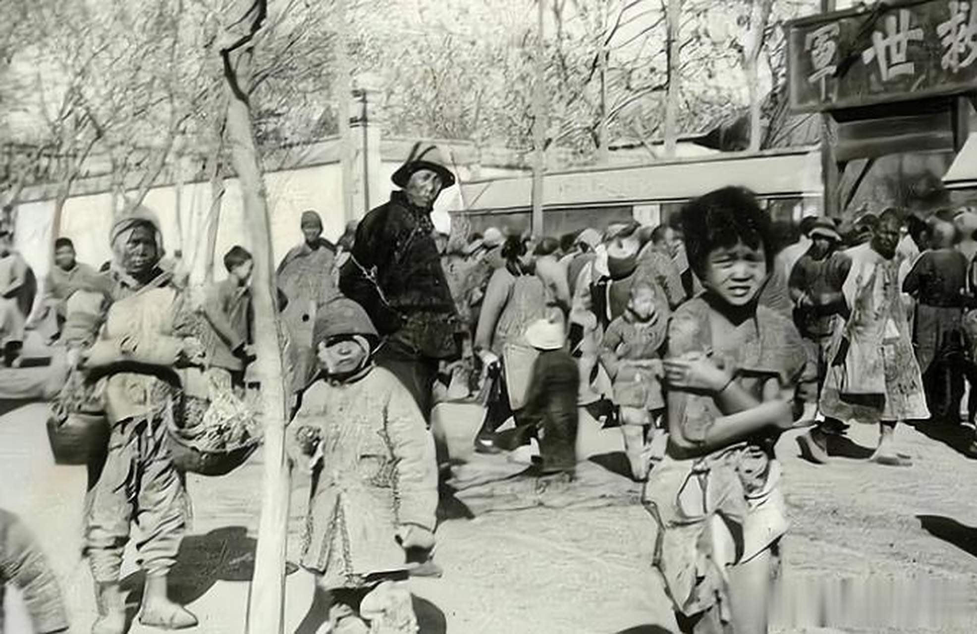 上个世纪30年代,正值动荡年代,照片上的这个男孩子,连个长袖的衣服都