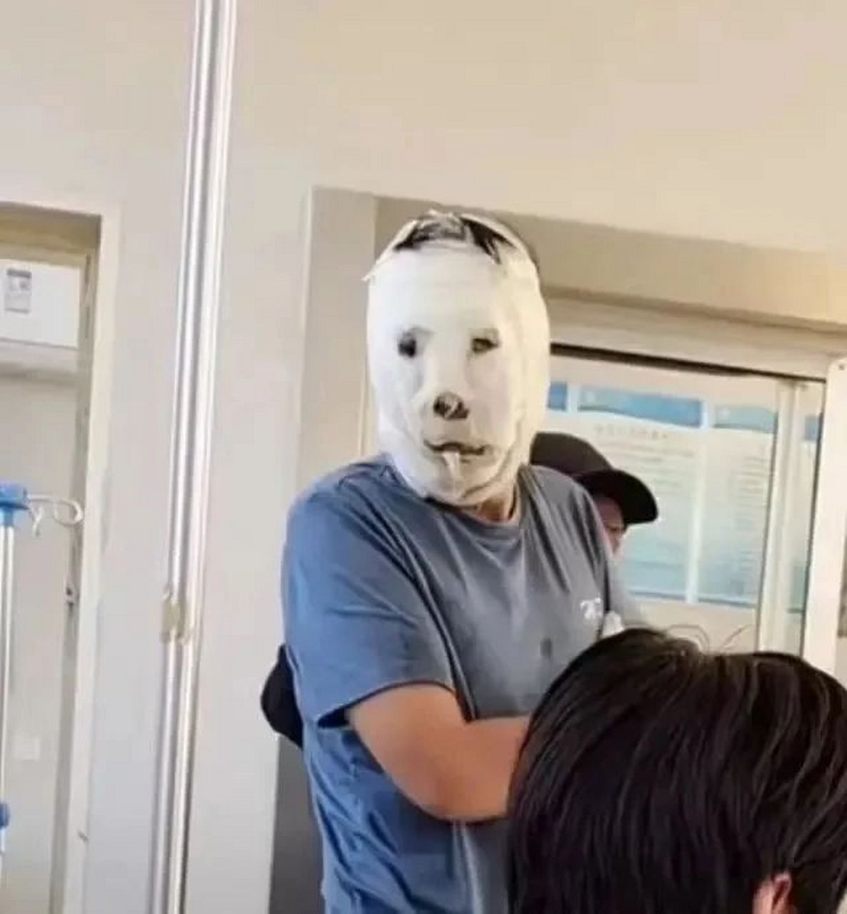 这个包扎的方式也是相当炸裂了#趣图搞笑