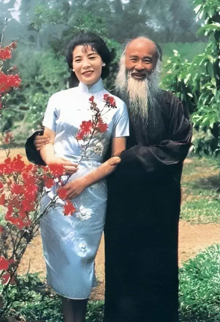 1943年,当时的徐文波年仅12岁,是张大千女儿的同学.