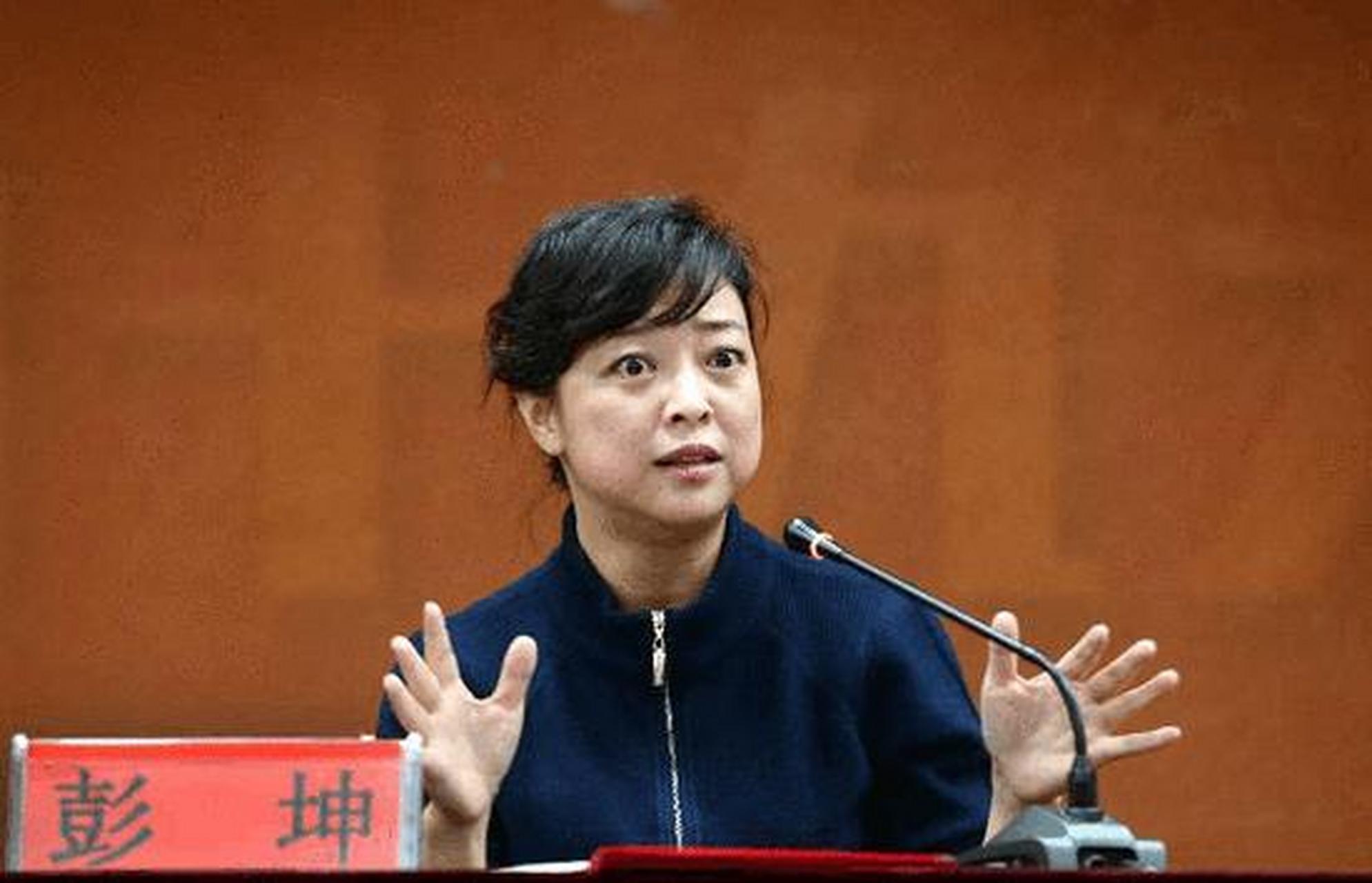 gif创作人# 真正走实力派的主持人彭坤,为《新闻联播》头条新闻幕后