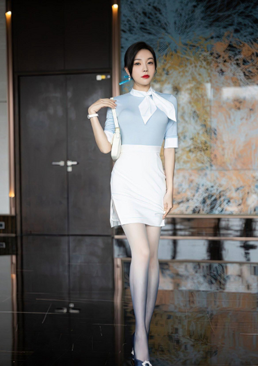 性感穿搭,白色包臀裙搭配肉丝高跟鞋#性感美腿# #美女# #时尚穿搭