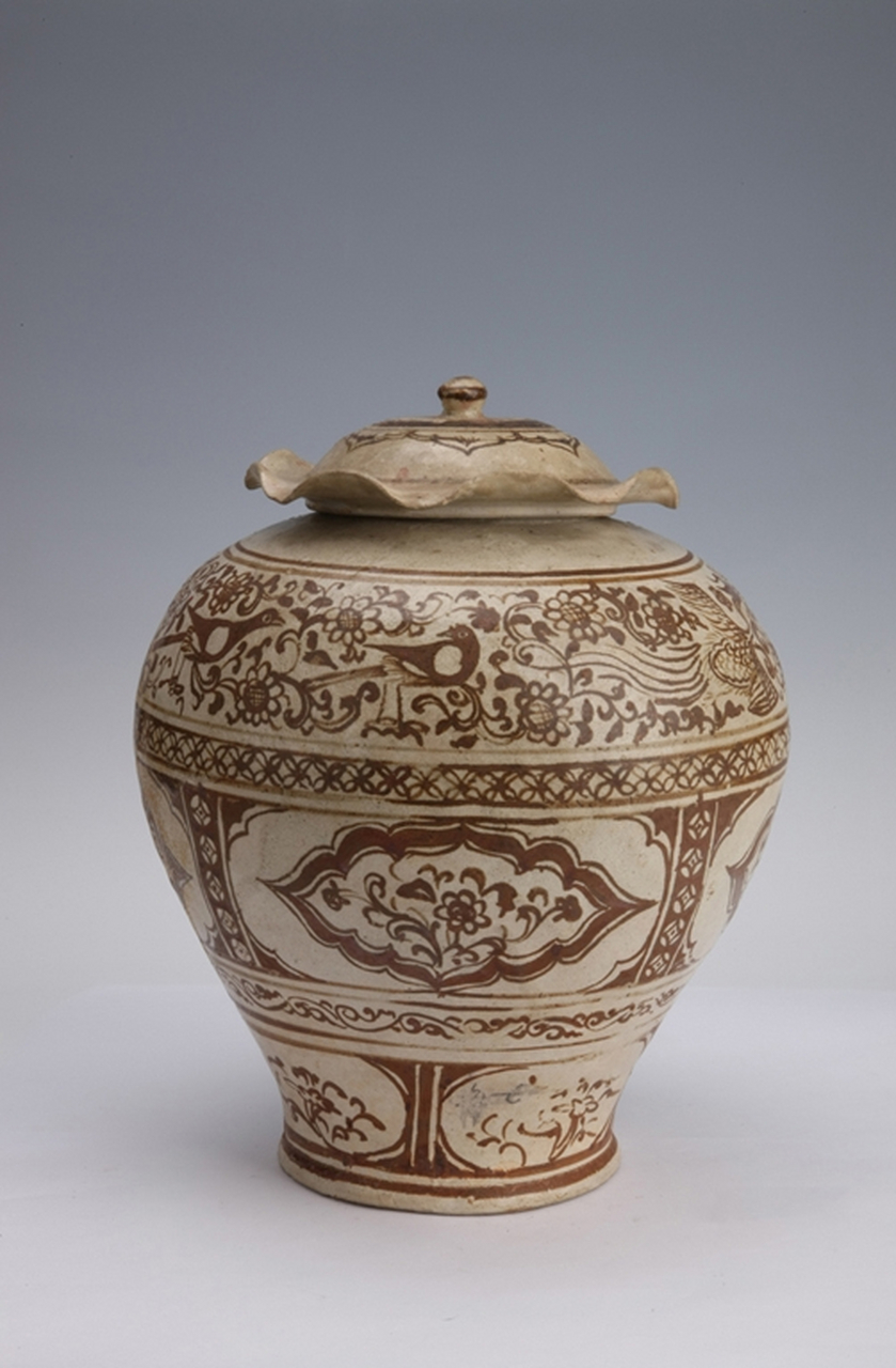 1.明潮州窑白釉观音立像 2.清光绪广彩方罐形双耳花插 3.