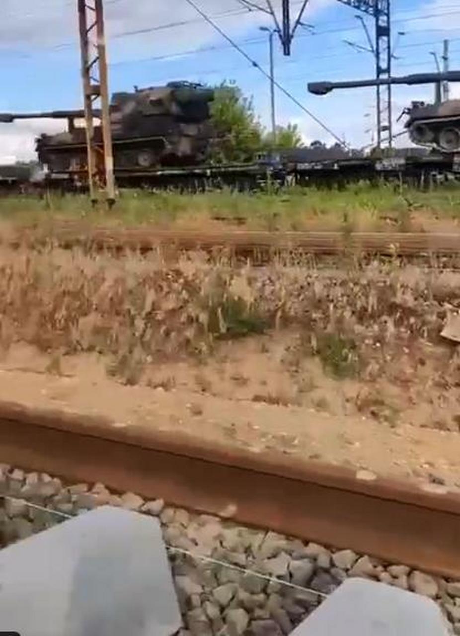 大量波兰提供的"克莱博"(krab)155毫米口径自行榴弹炮正运往乌克兰.