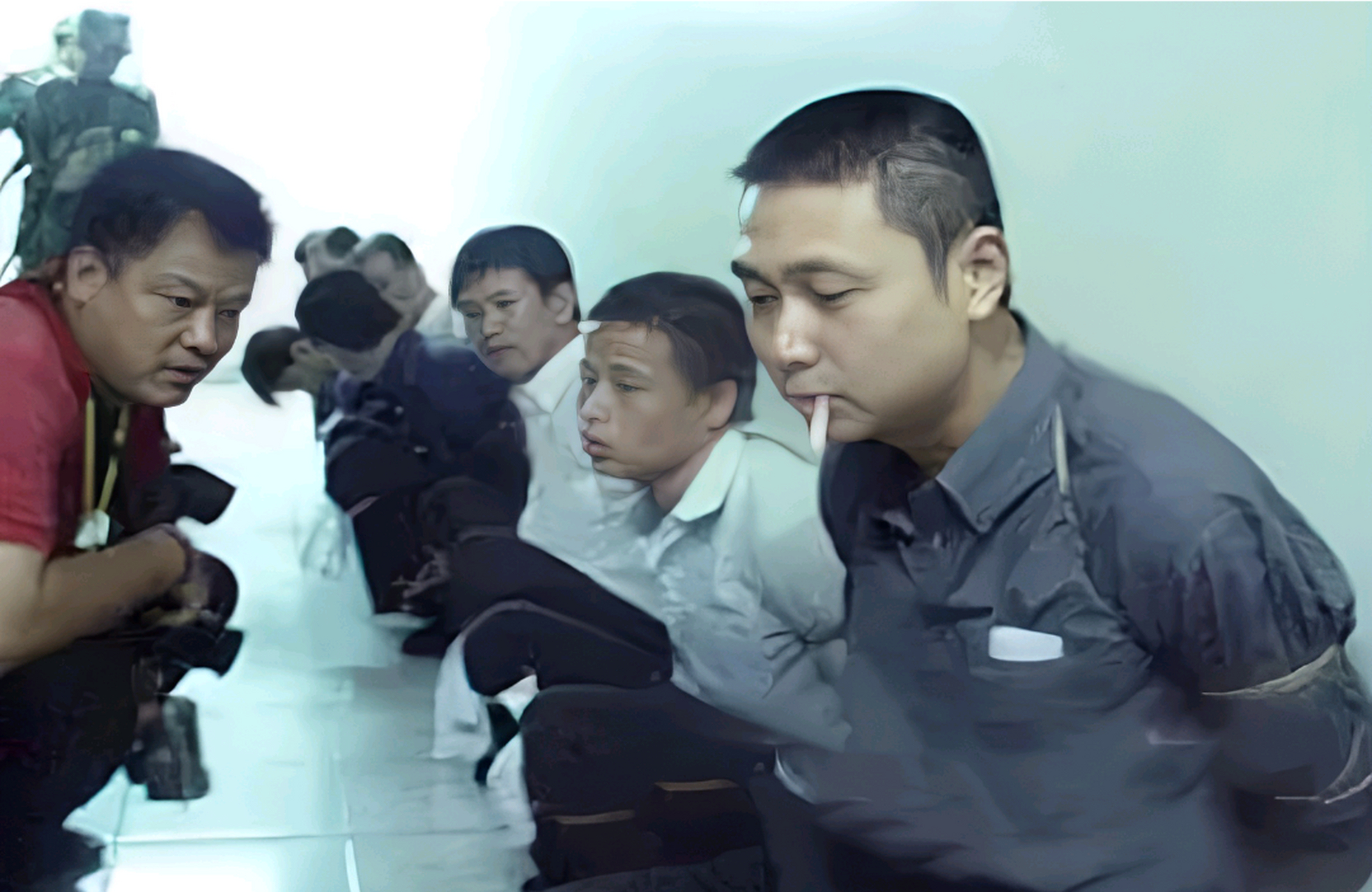 2002年,广州看守所,几个将被押上刑场,执行死刑的犯人,画面中的几个