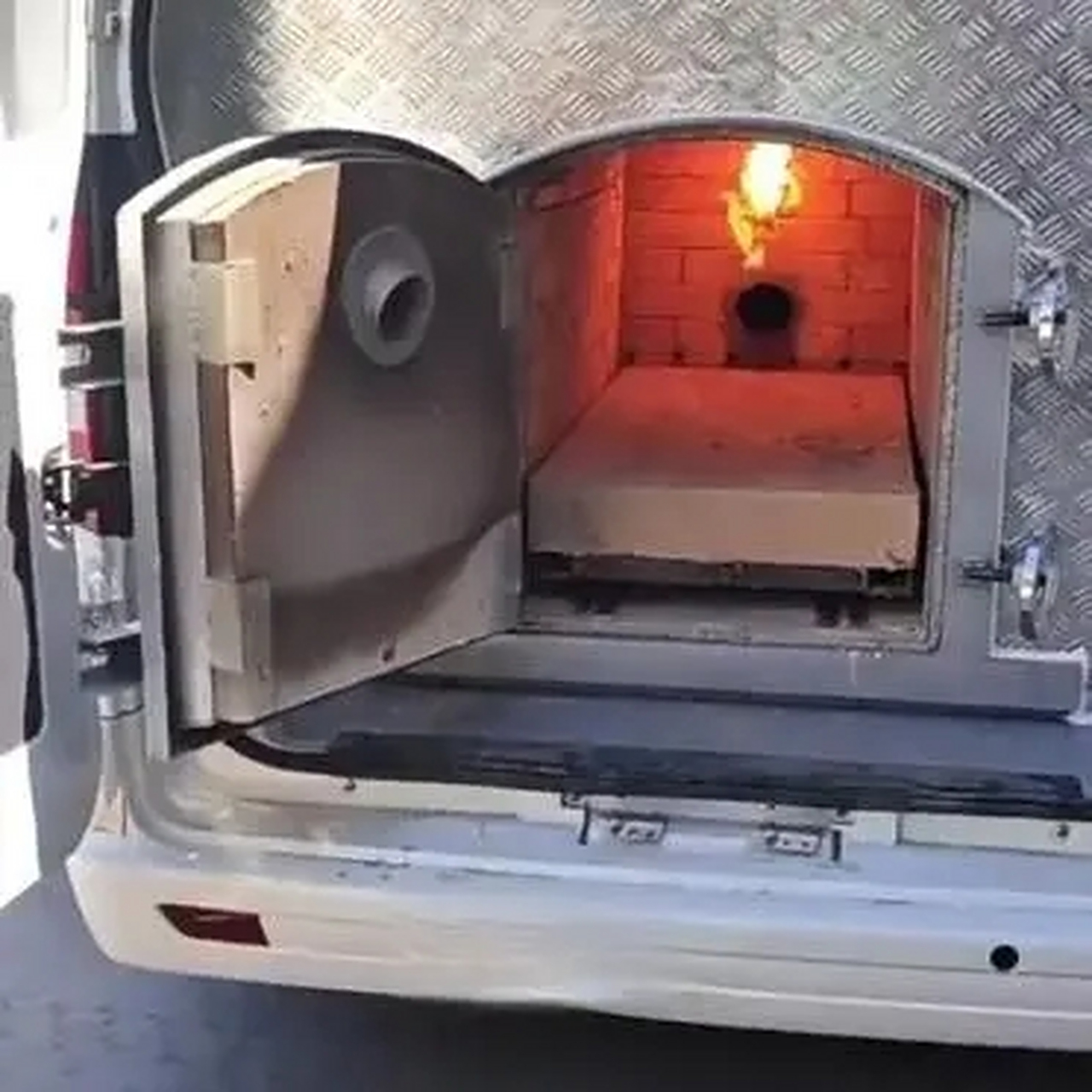 这车是干啥的啊,火化尸体的吗