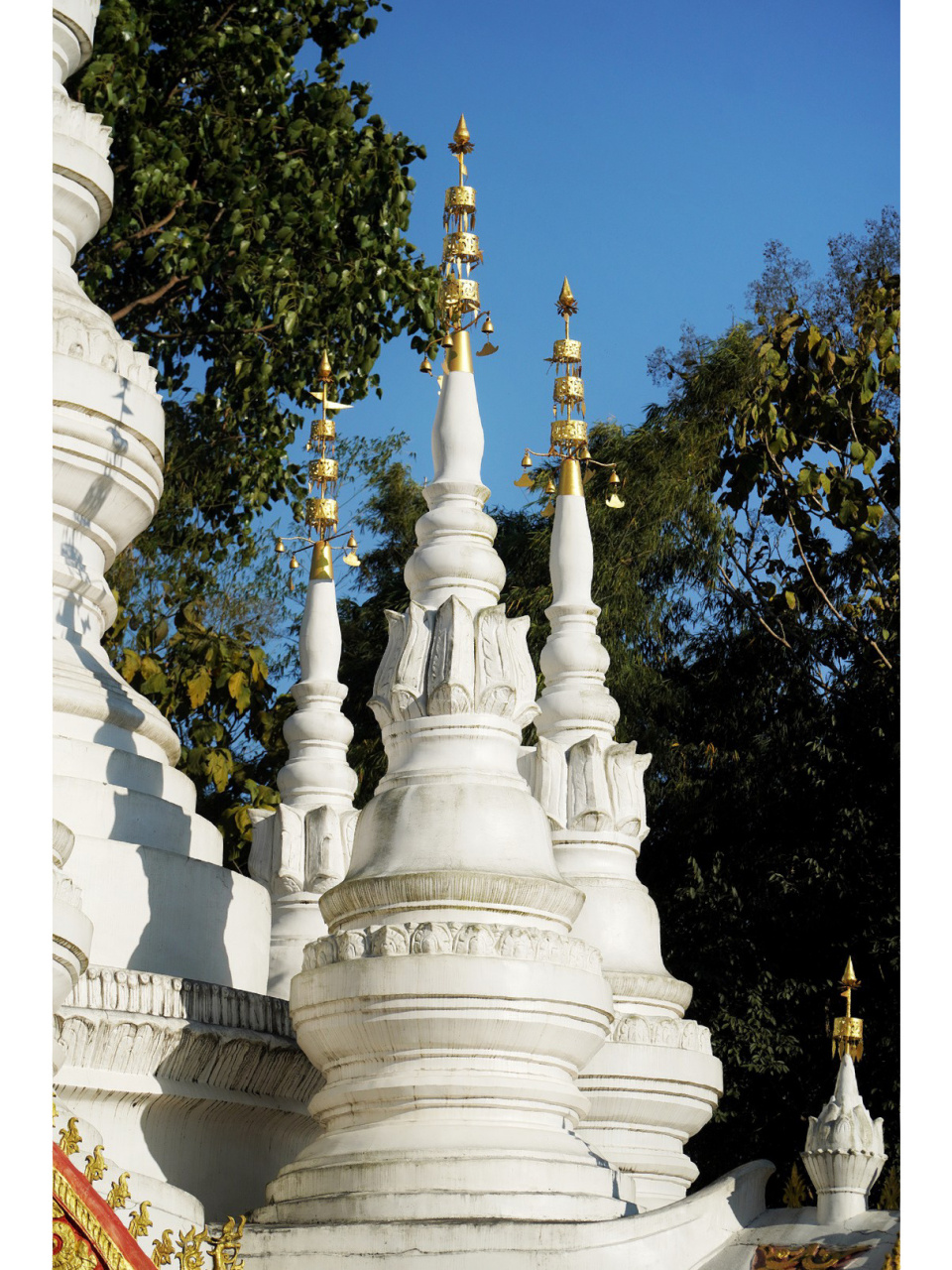 勐海县景真八角亭外 当数这座曼飞龙94白塔了 - 这传说是佛教传入