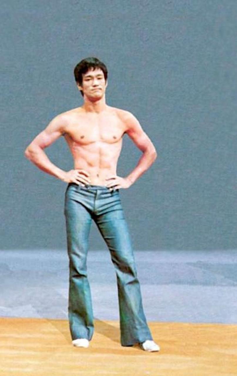 李小龙一身肌肉体脂只有3%,一秒踢6脚打9拳,后背练出"圣诞树" ;阿诺德