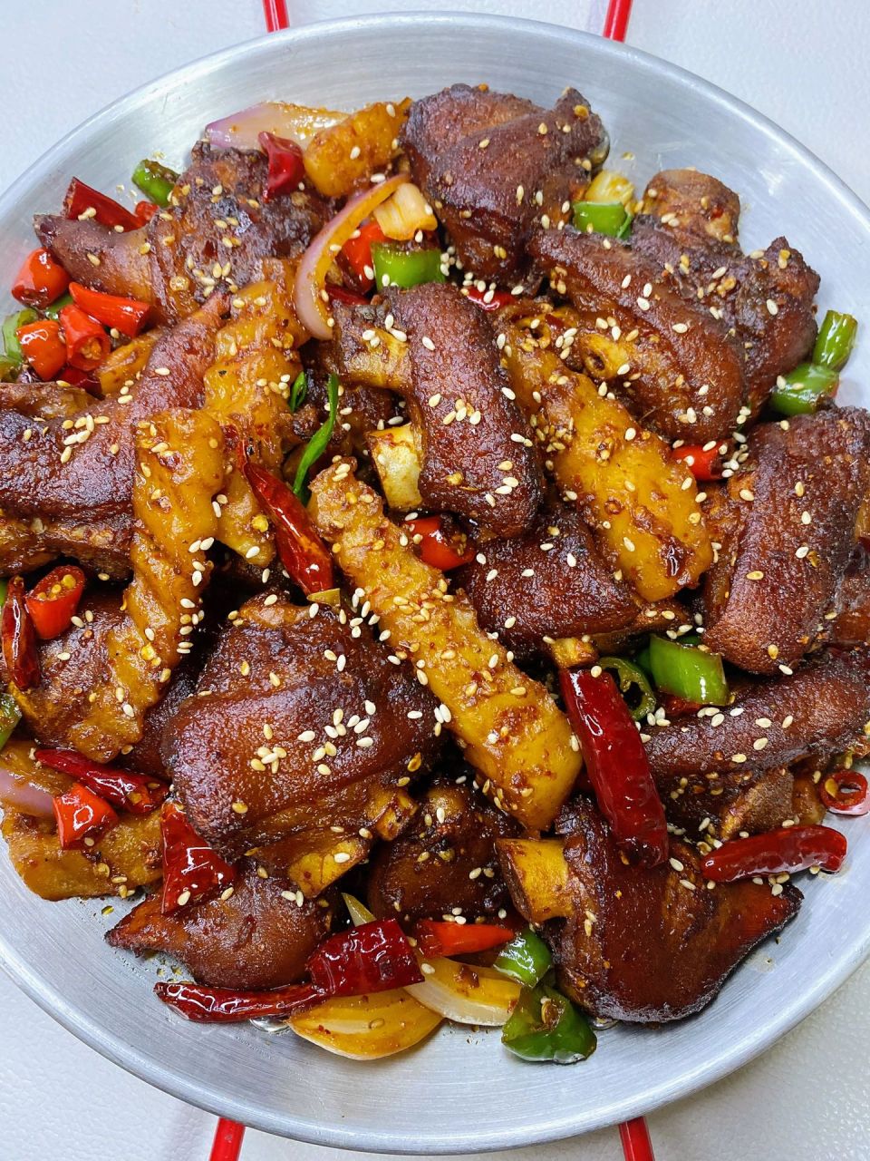 干锅猪蹄,外酥里嫩,麻辣鲜香,简直是人间美味!