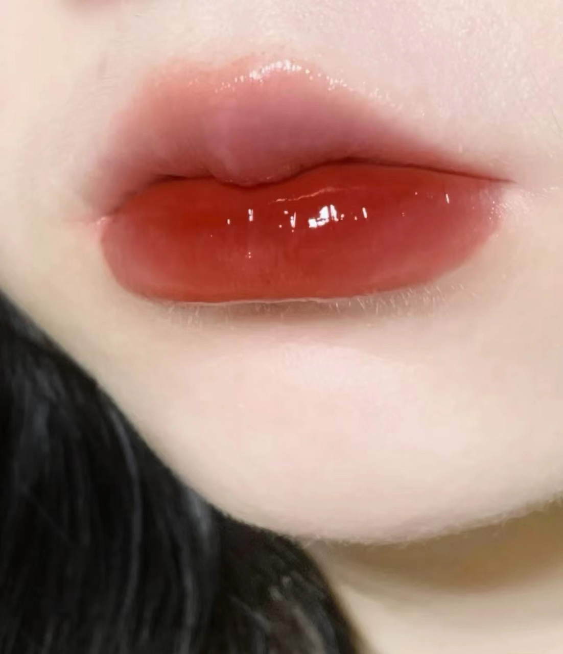 ysl圣罗兰416唇釉是一支烂番茄色色号的唇釉,质地水润,偏镜面,一档沣