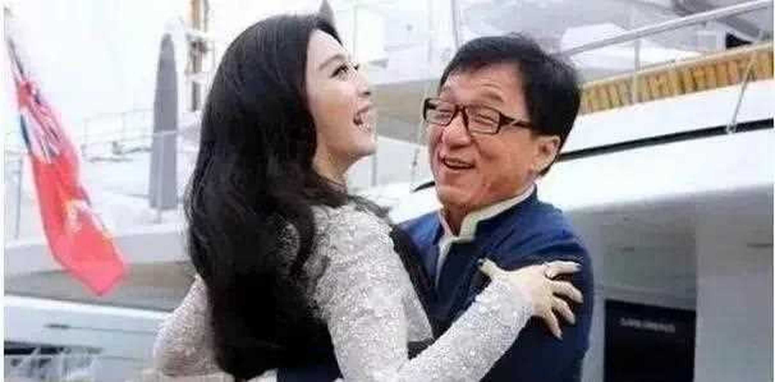 成龙大哥跟赌王千金何超琼同框时,规规矩矩,没有又搂又抱,甚至还有点