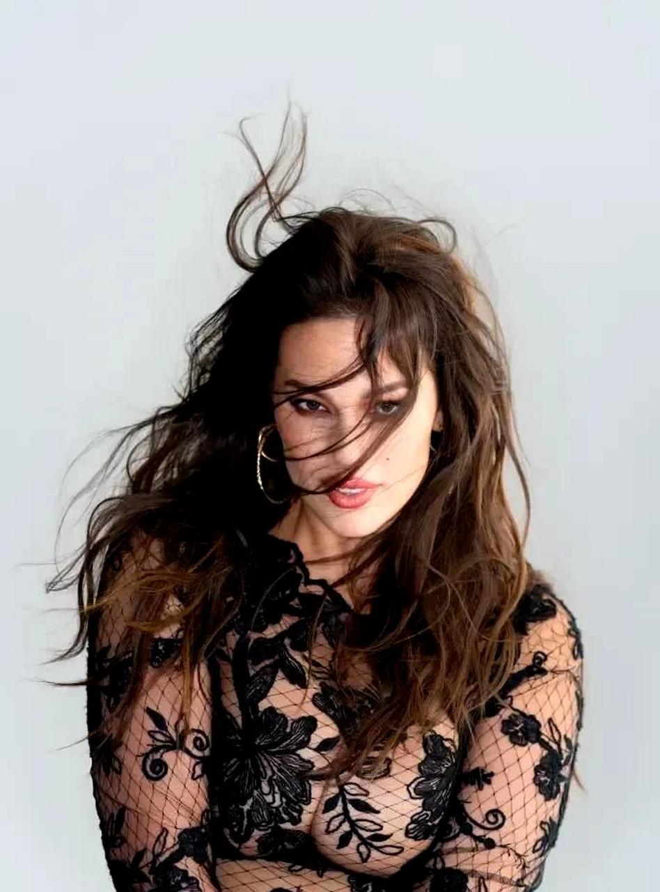 35岁的阿什利·格雷厄姆登上了《maxim》杂志5月刊的封面,她穿着透明