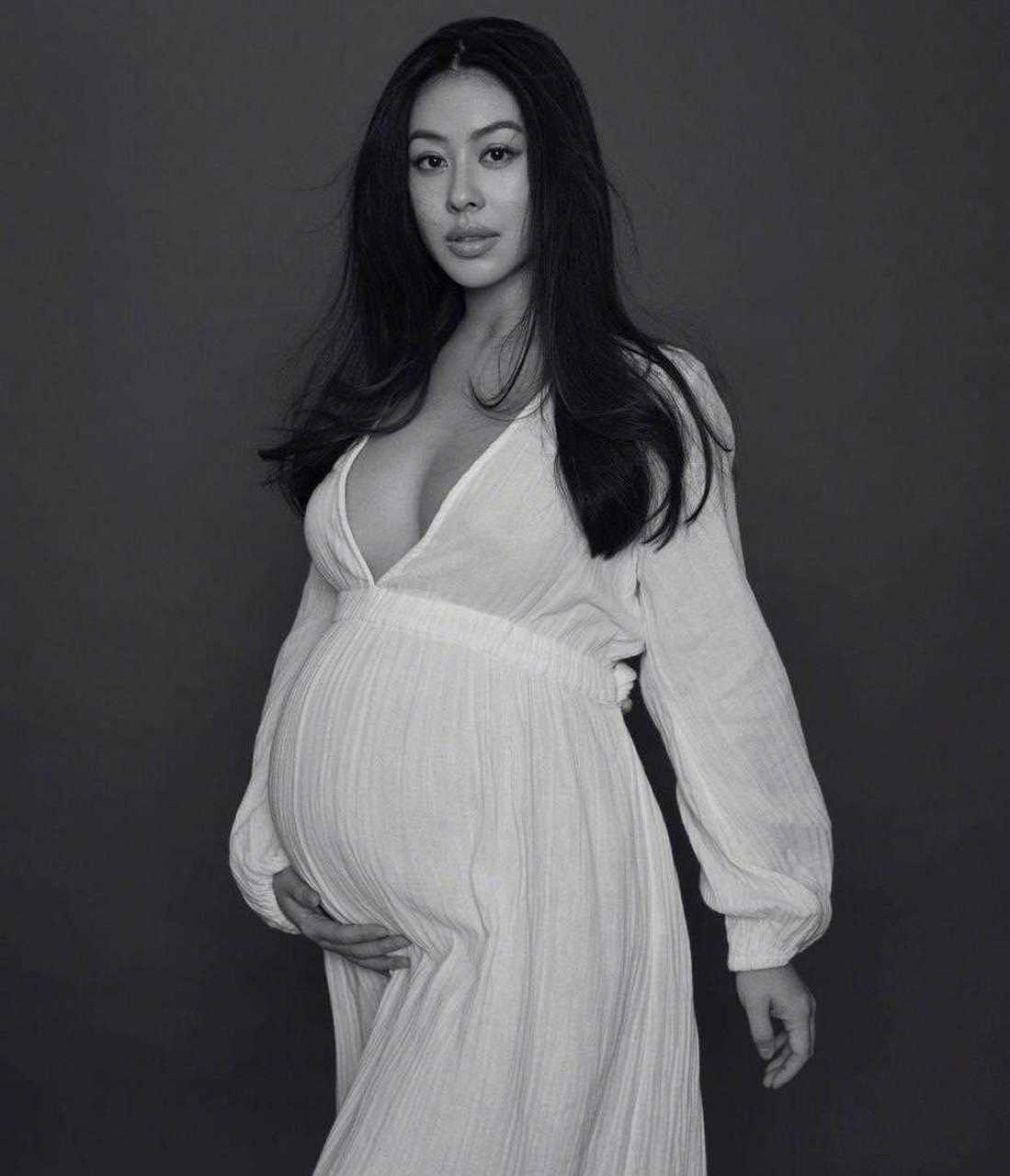 王阳明陪蔡诗芸拍孕期写真 背后抱捧孕肚还鼻尖吻甜到齁 [睡觉]