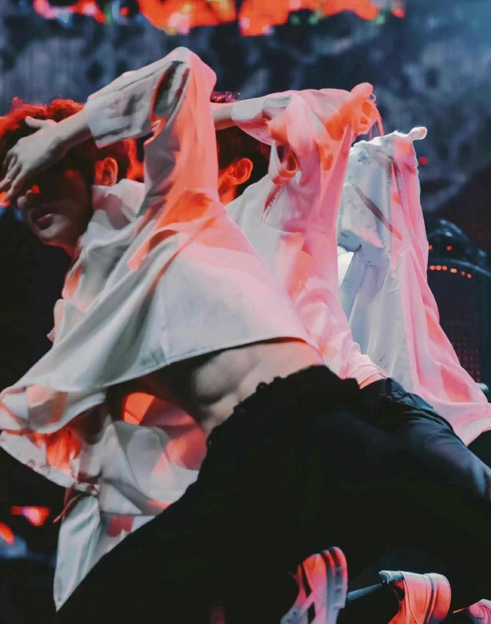 领动计划# 丁程鑫|腹肌线条 太绝了吧!身材和颜值都是非常棒!