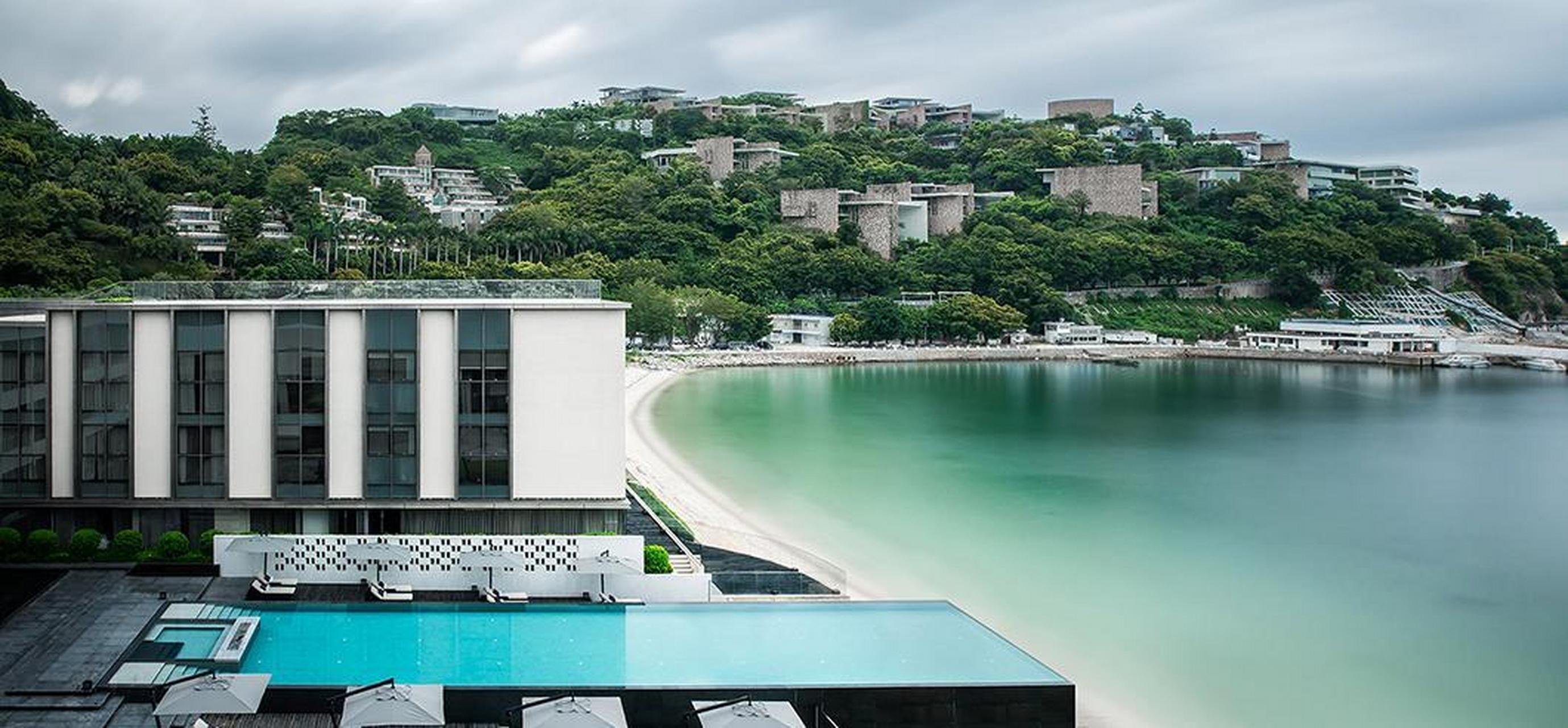 深圳大梅沙绝对是天然环境顶级般优越的酒店,在整个酒店的设计中,设计