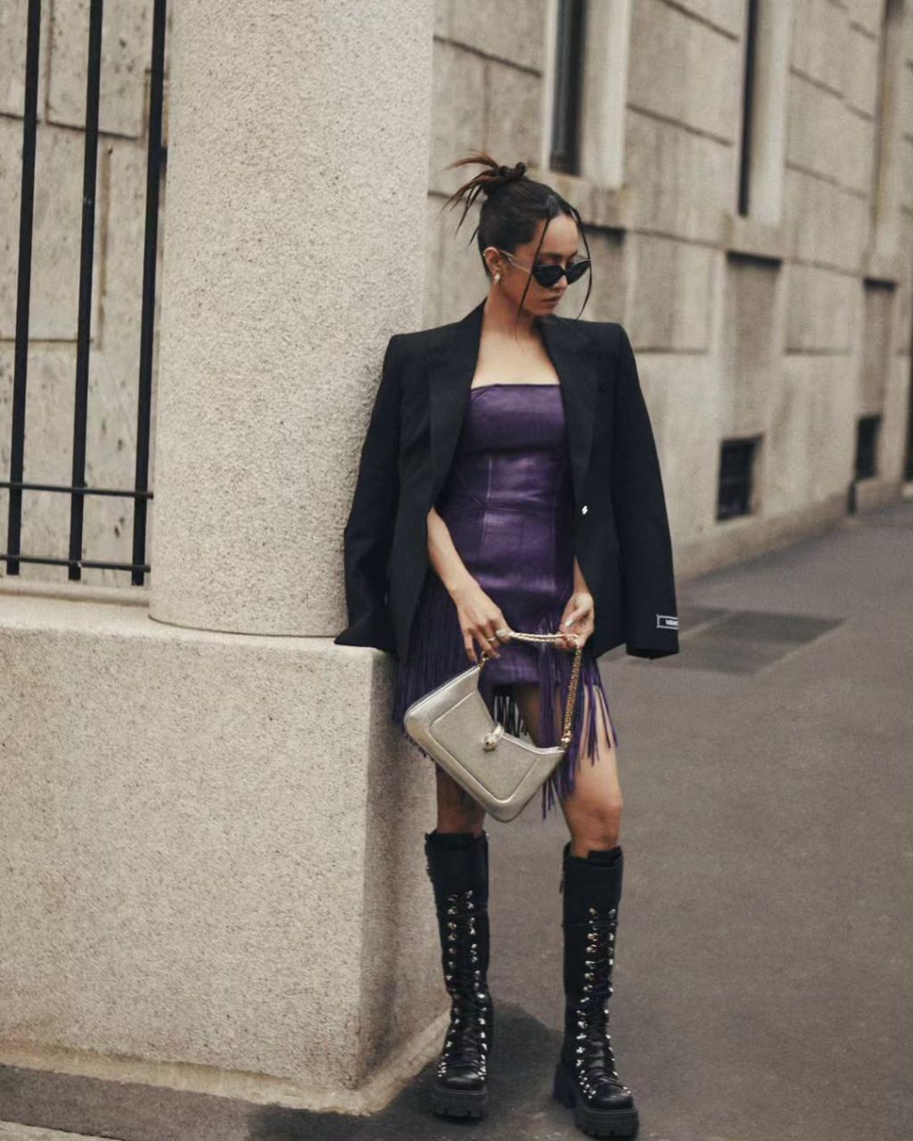 乐坛天后蔡依林漫步街头演绎versace 2023春夏系列紫色流苏皮裙和