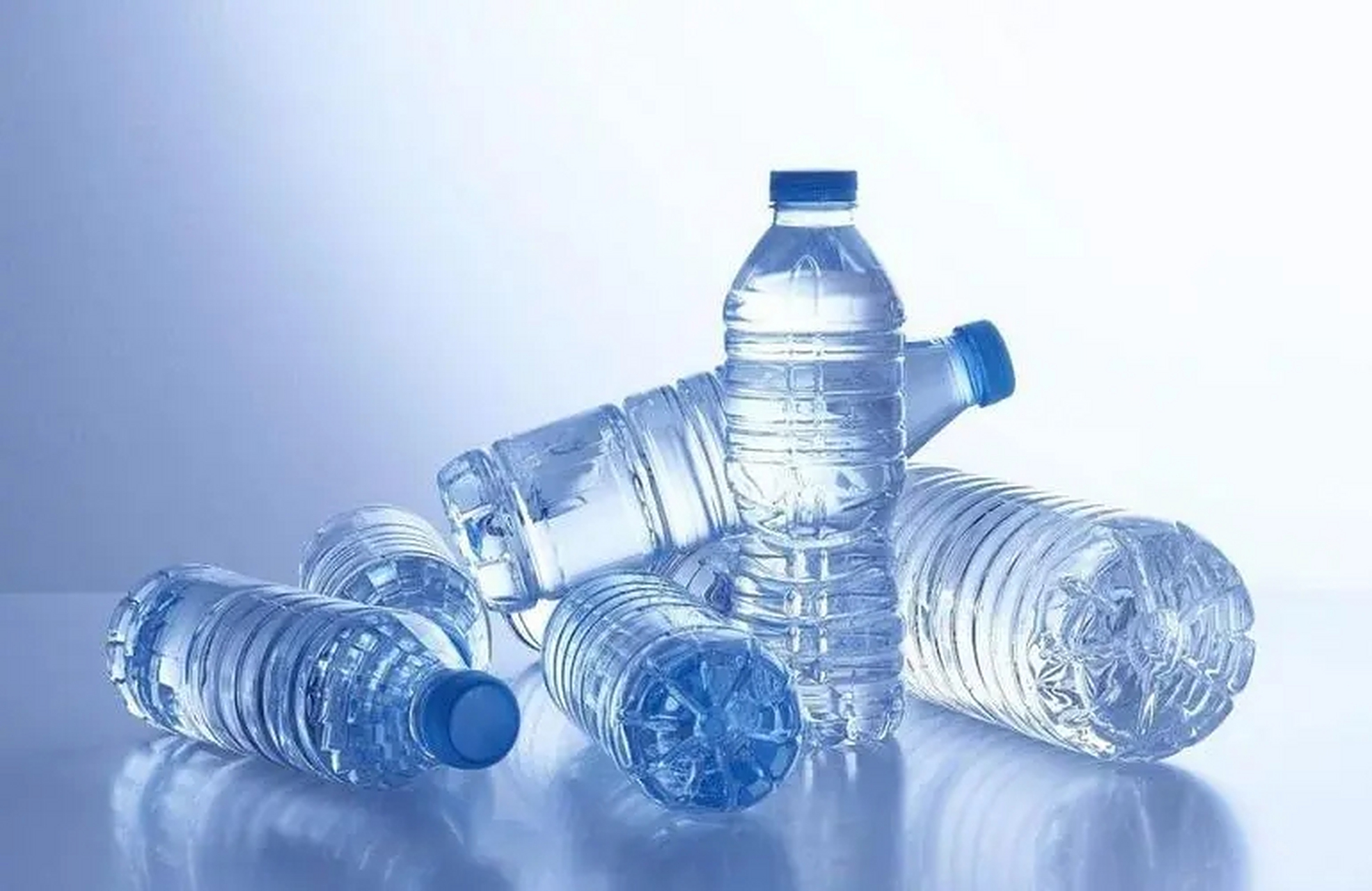 大三女生回农村老家买一箱矿泉水,父母竟然不打招呼喝六瓶太气人!