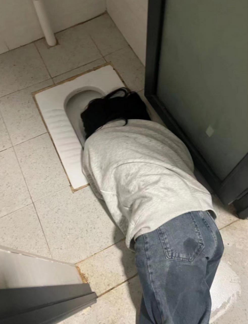 酒吧厕所碰到这种事情,我该怎么办