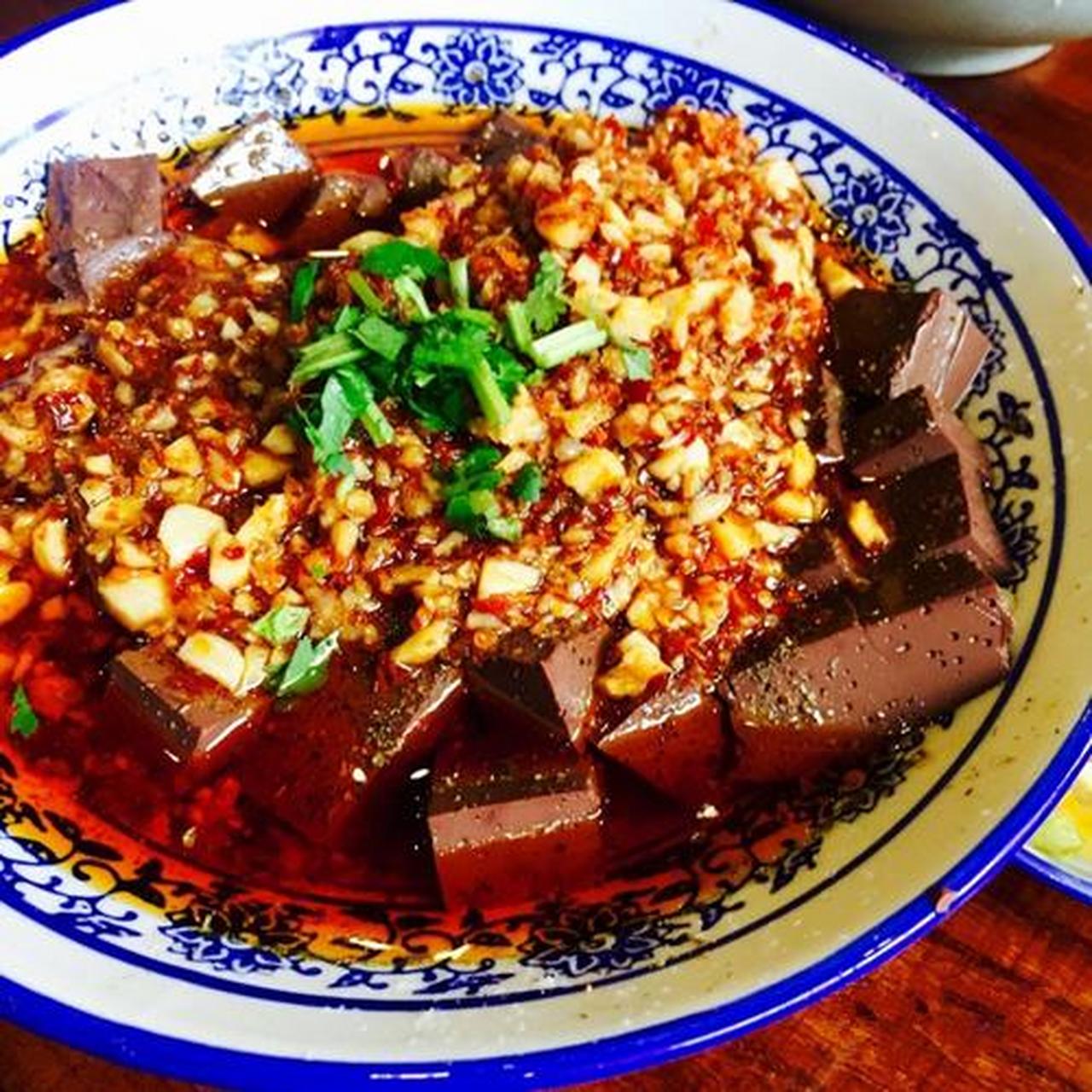 辣子蒜羊血,是陕西省咸阳地区的著名特色小吃之一.