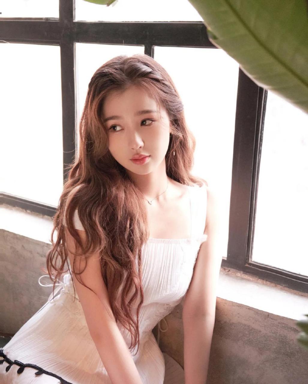 虞书欣,一袭白色裙子,肤白貌美,带上甜美的笑容,如仙子下凡.