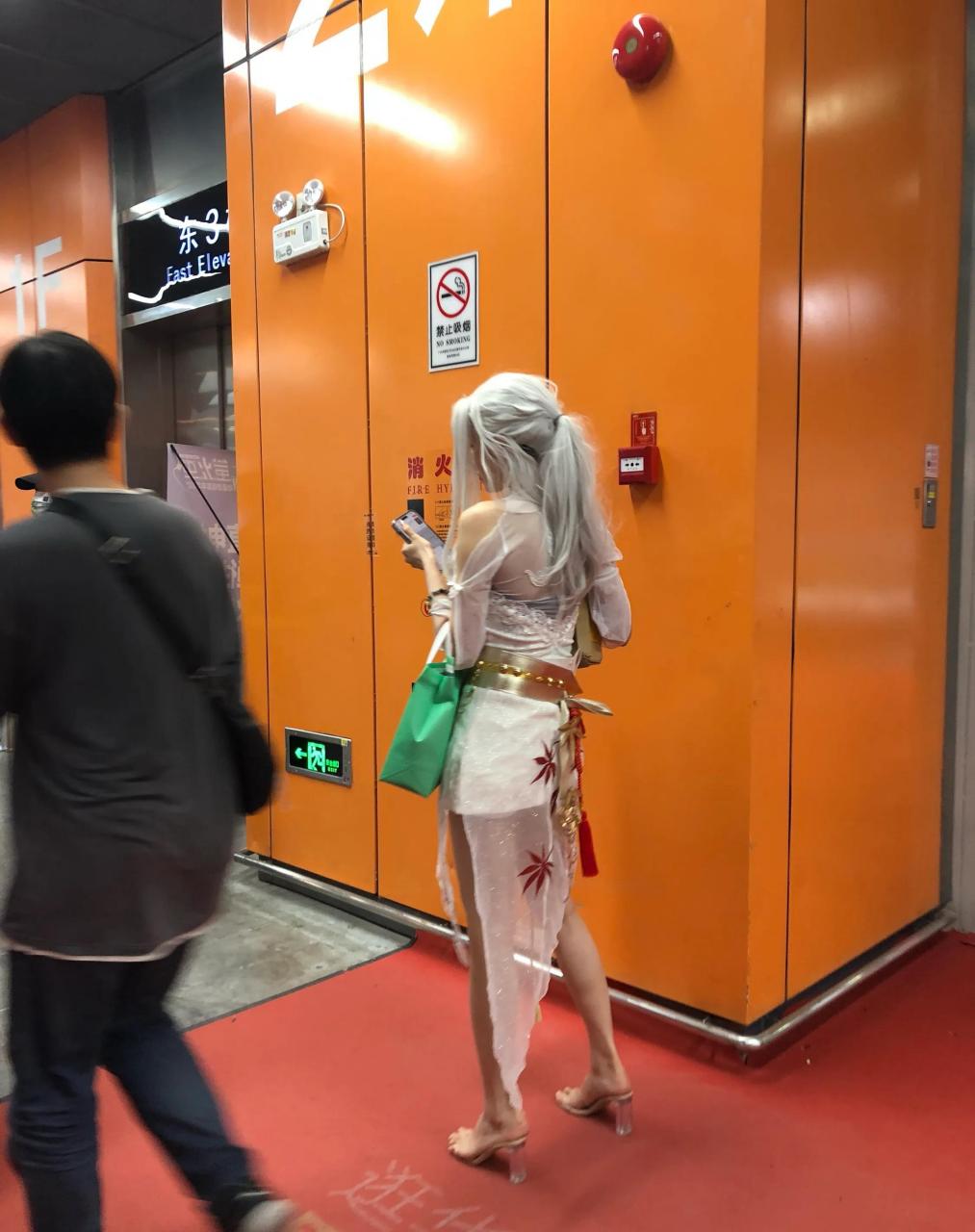 广州萤火虫漫展是广州举办的动漫展,以"萤火"为主题,展示了各种动漫