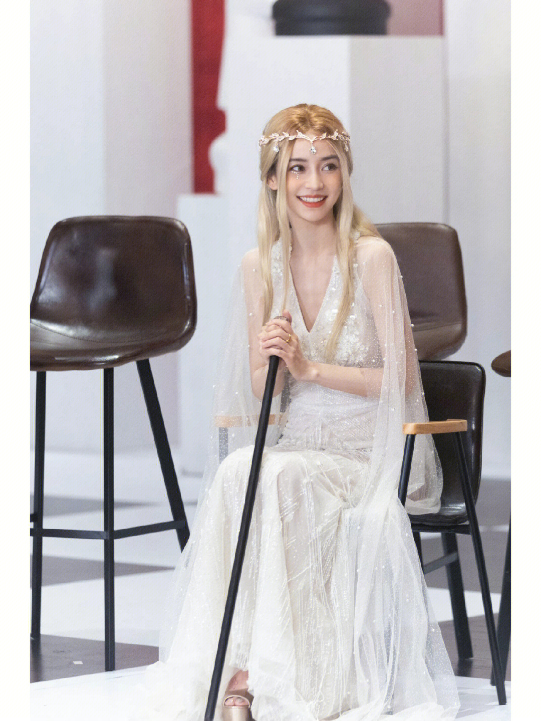 angelababy真的是又美又会打扮穿一袭白色礼服华丽精致高贵典雅又
