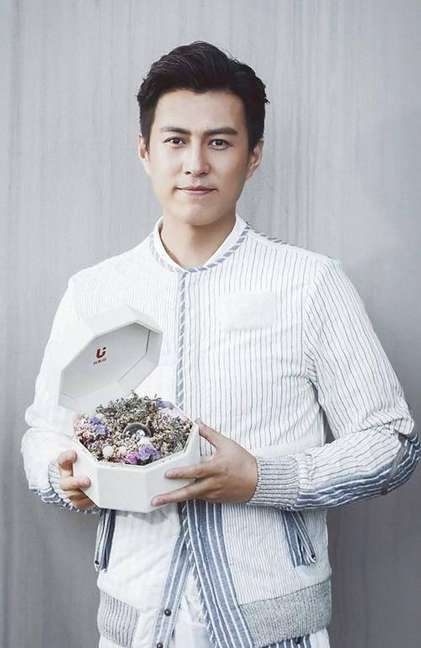 曾经靳东接过一部叫《孙光明下乡记》的剧,靳东是里面的主演,在大家在