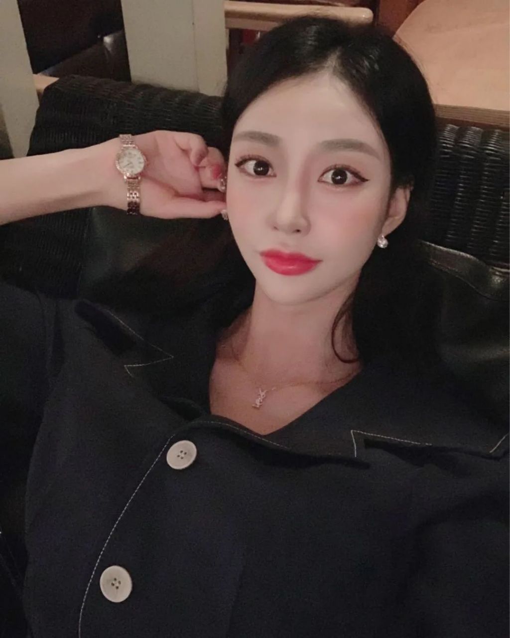 烈焰红唇打扮精致的两大韩国女神#时尚# #女神穿搭# #女神