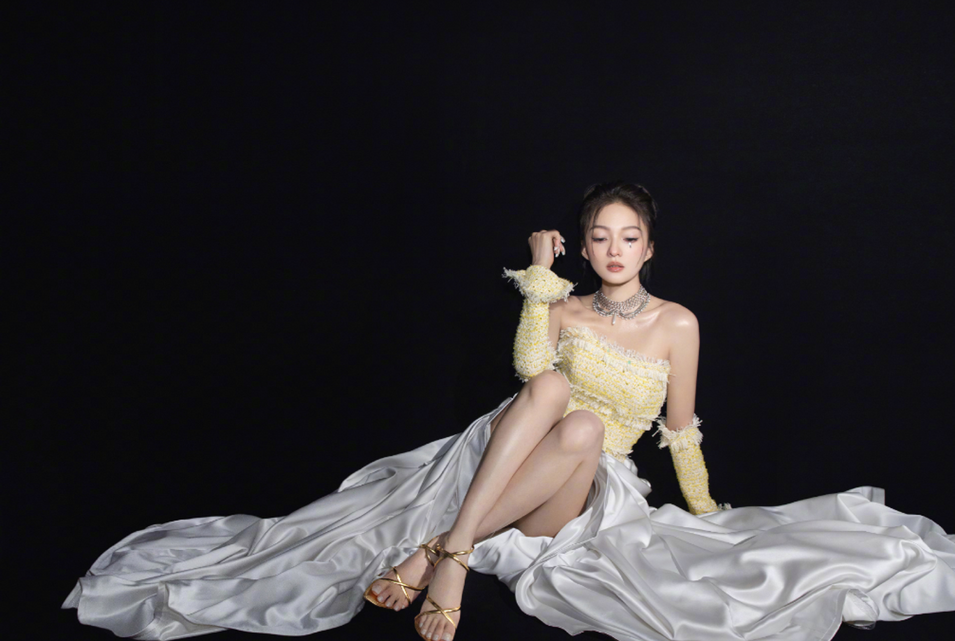 张韶涵,抹胸裙露出白皙香肩,脸上化着闪钻妆美丽动人.