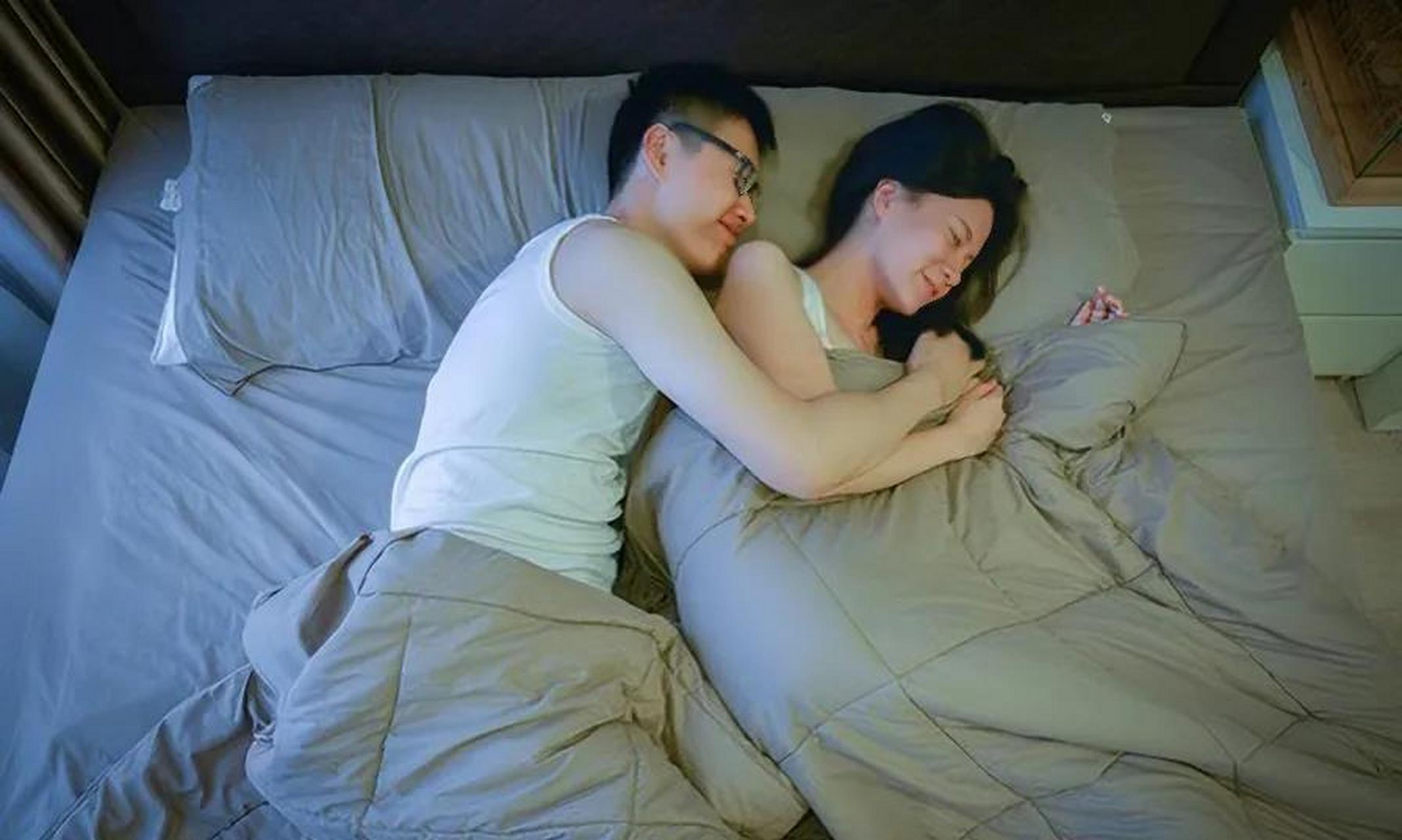 半夜里,我和老公说快来抱着睡…  于是找了个位置,在床尾两个人抱得