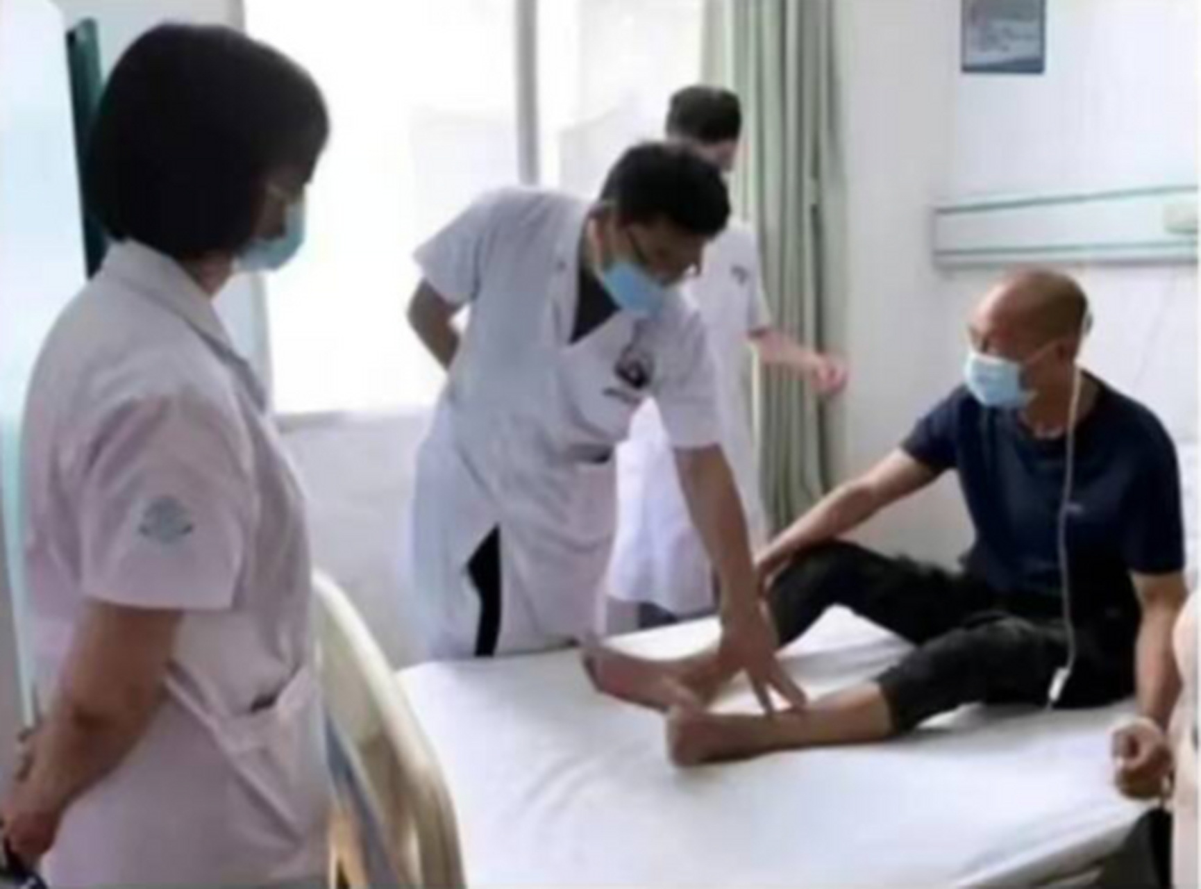 为什么医生来查房时都是背着手呢?