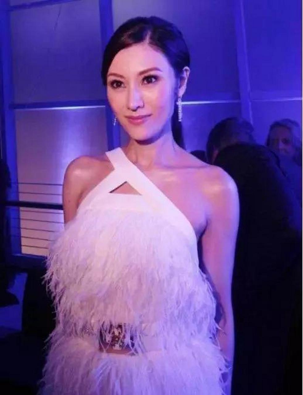 李嘉欣和张梓琳同框.一个气质实在太好,一个身高占尽优势.