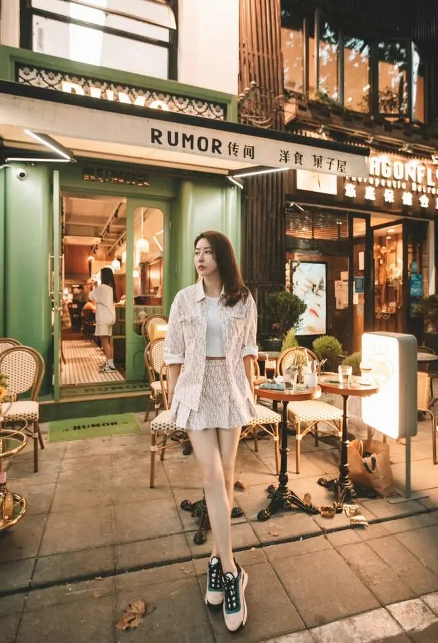 毛俊杰晒节日独坐随拍 餐厅出镜玩转文艺胶片风