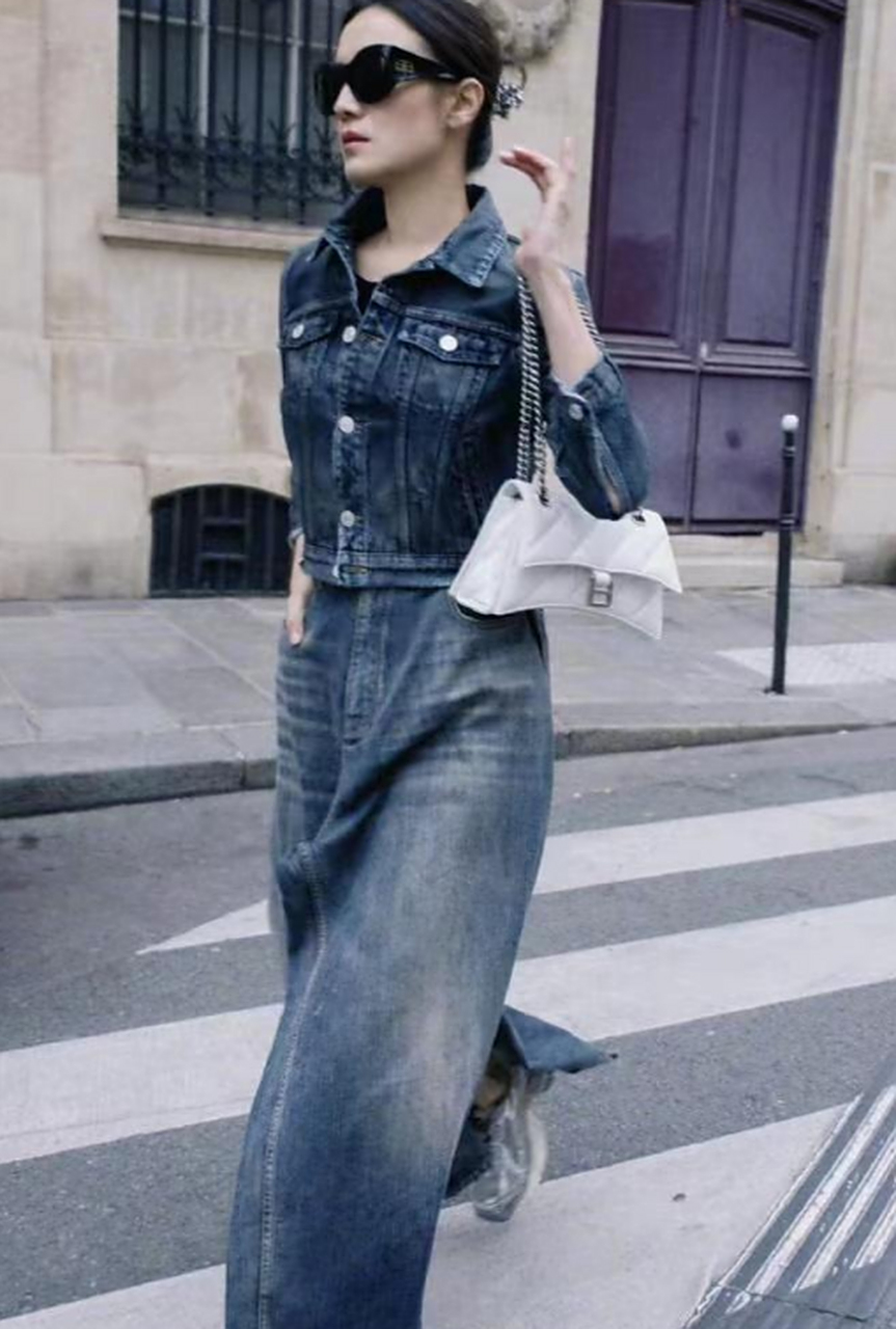 宋佳巴黎时装周私服街拍,穿牛仔夹克配牛仔长裙,高冷女神范儿