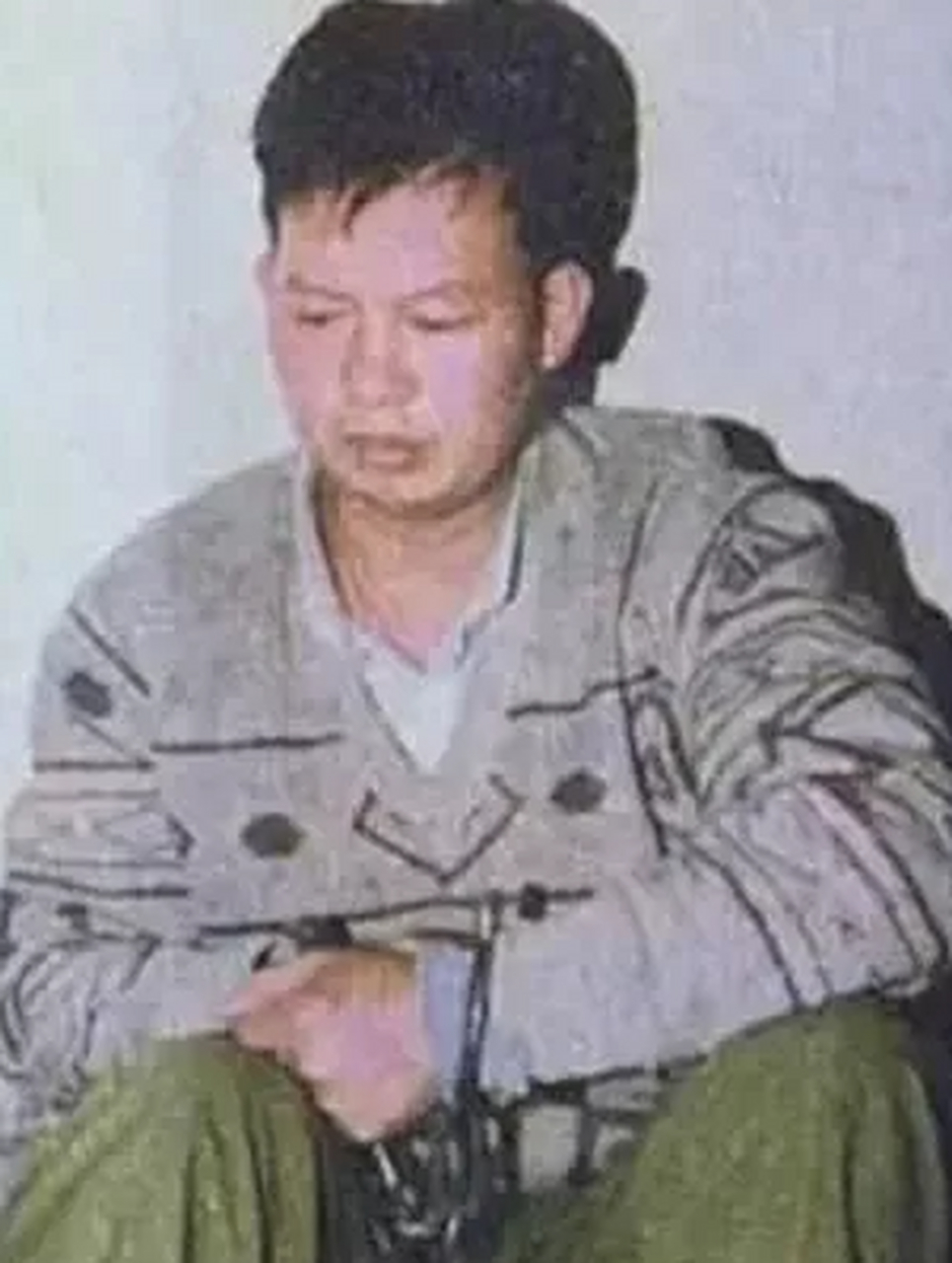 2002年11月,在一家超市工作的何永新与同事吃饭时,结识了同事的24岁