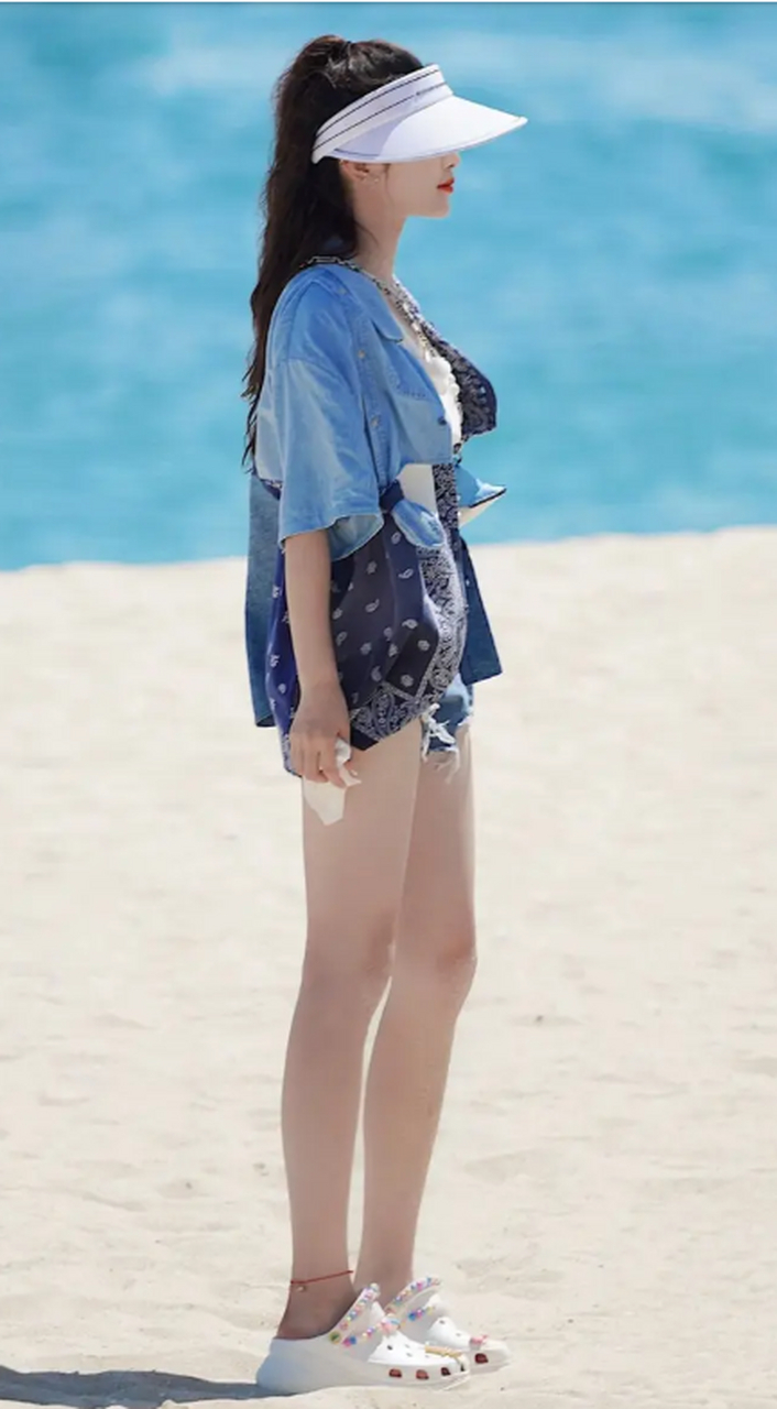 杨超越海边写真 超越妹妹腿好长