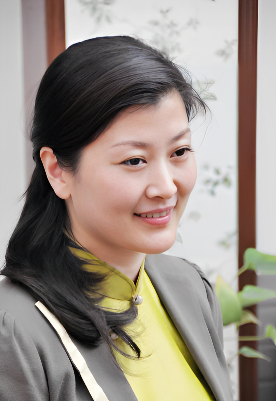 2012年,常熟"美女第一人"顾春芳被判死缓,镜头中的她低着头,默默聆听