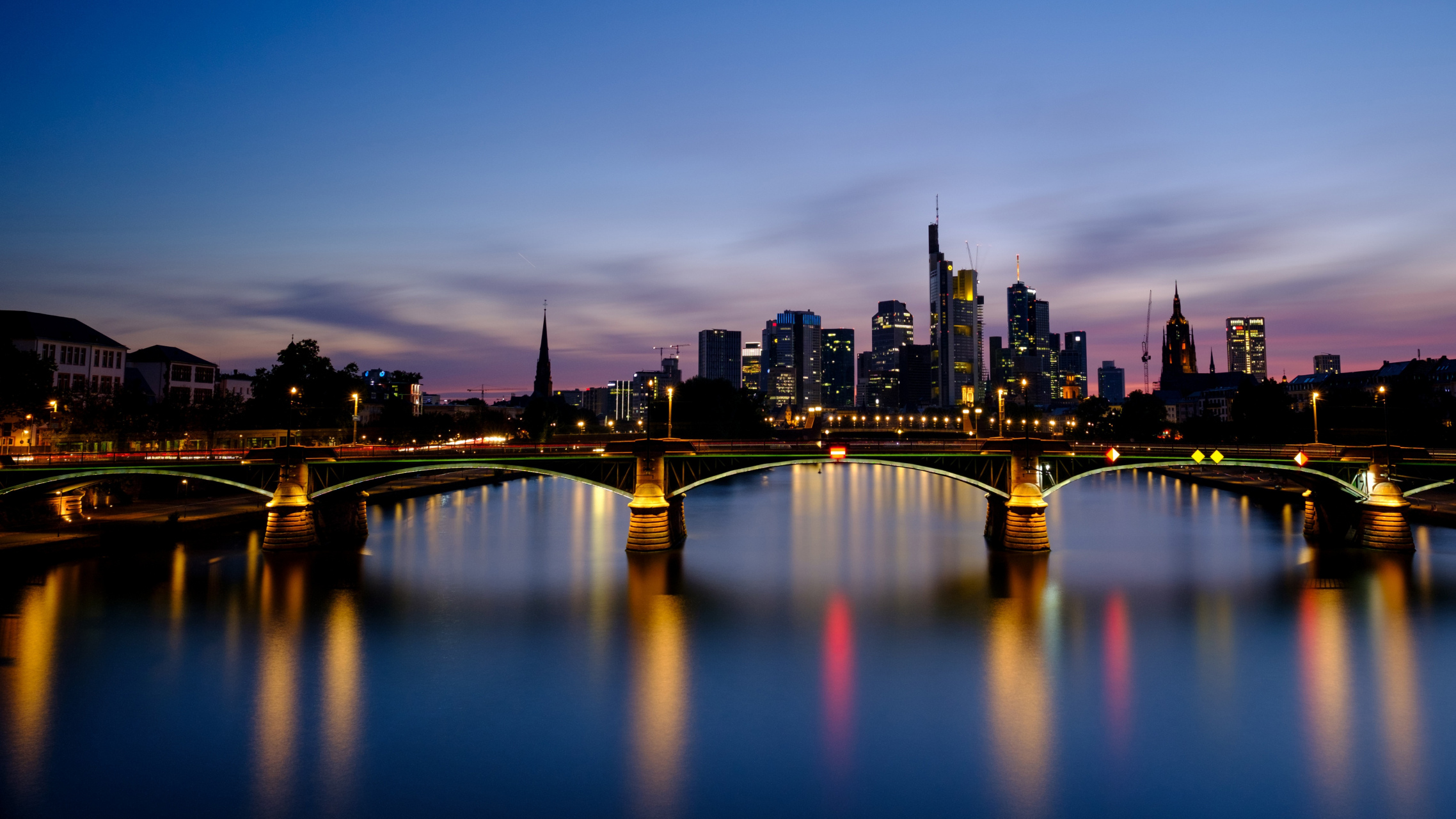 法兰克福,全名为美因河畔法兰克福(frankfurt am main),以区别于德国
